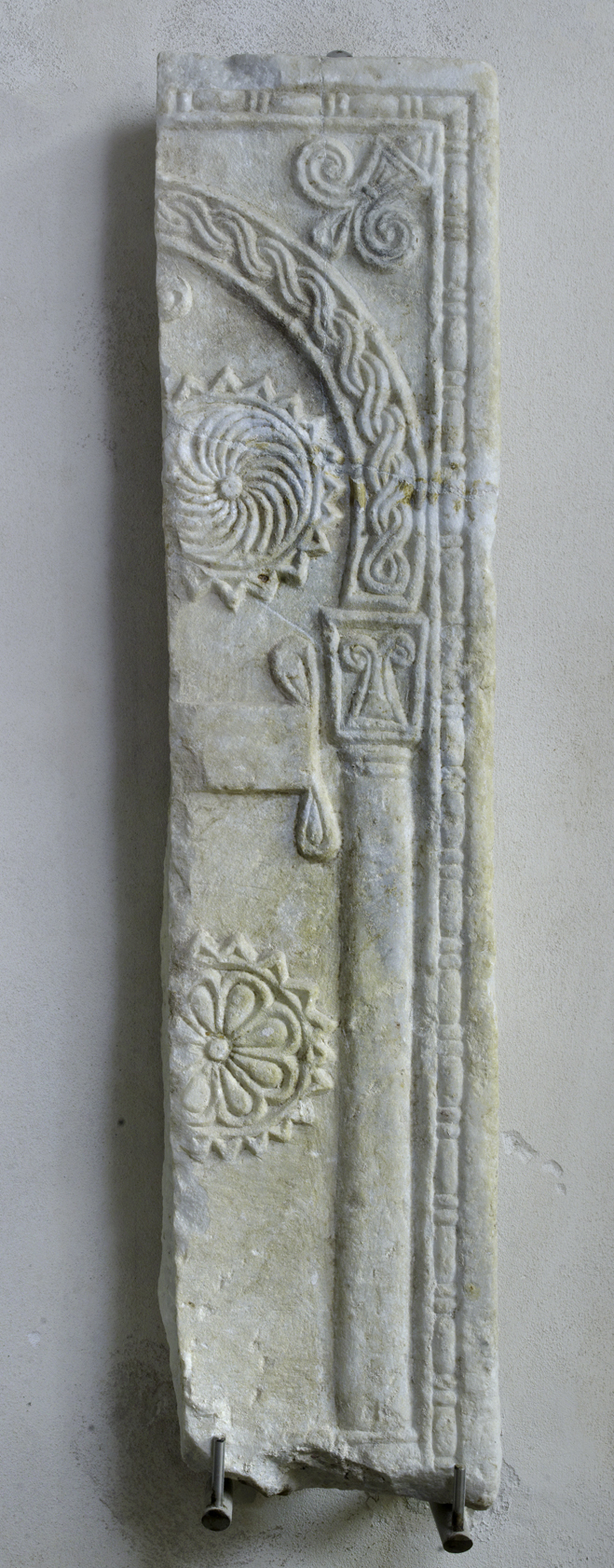 motivi decorativi architettonici e vegetali stilizzati (pluteo, frammento) di Ignoto (attribuito) - manifattura bizantina (IX)