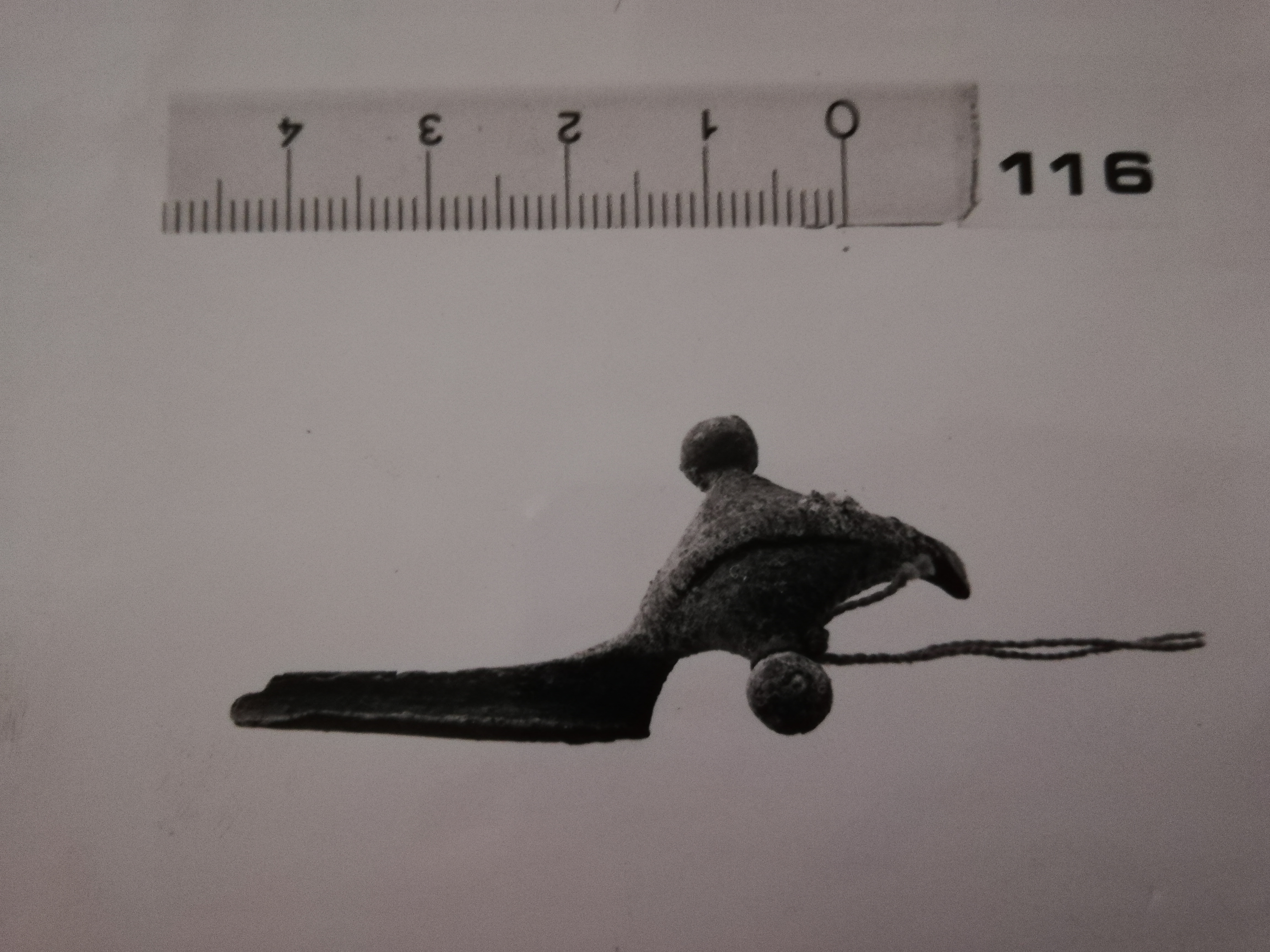fibula/ a navicella, con globetti laterali e staffa lunga (SECOLI/ VII a.C)