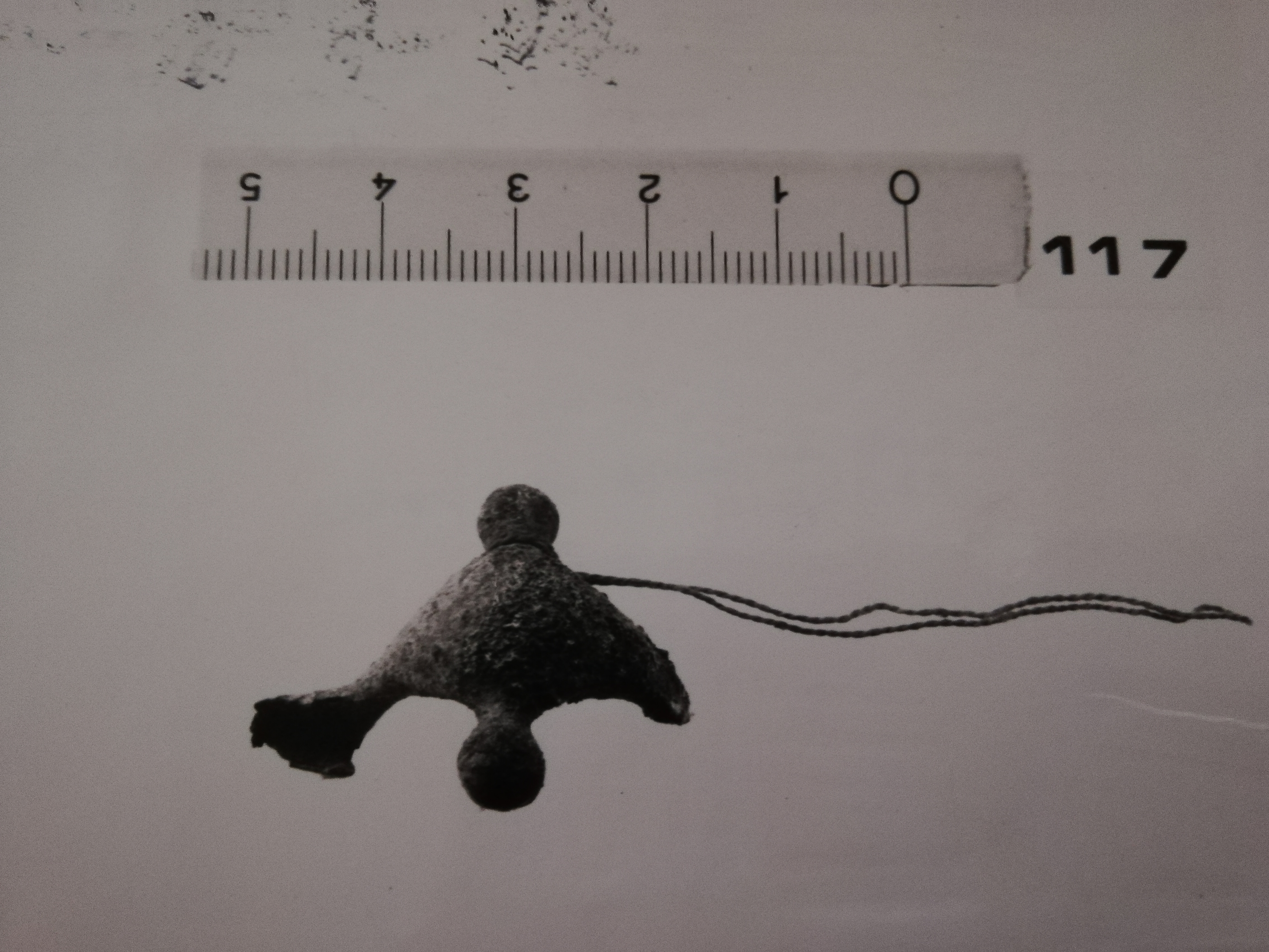 fibula/ a navicella, con globetti laterali e staffa lunga (SECOLI/ VII a.C)