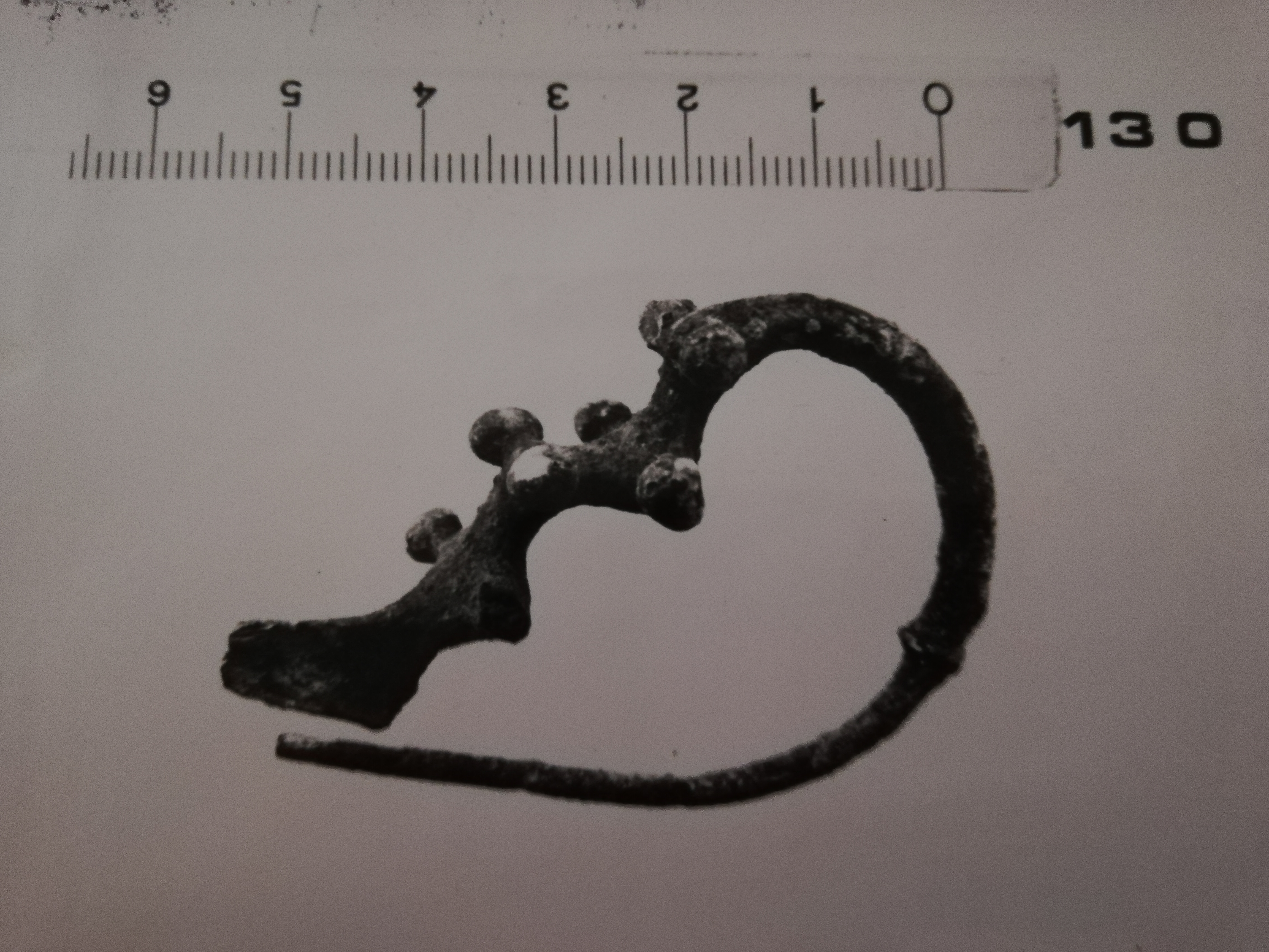 fibula, ad arco serpeggiante con coppie di bastoncelli terminanti a globetto (SECOLI/ VII a.C)