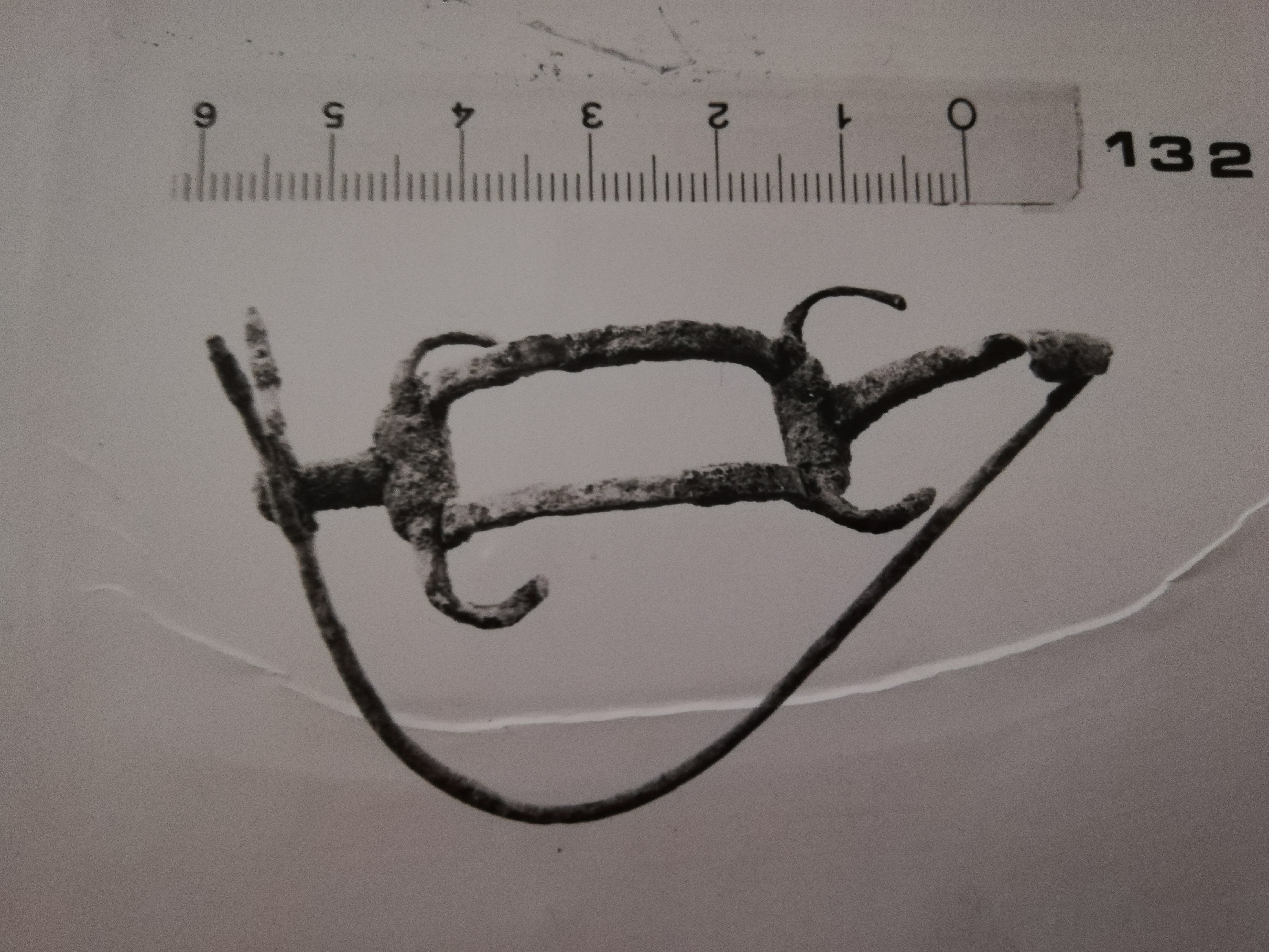 fibula, in due pezzi ad arco bifido (SECOLI/ IX a.C)