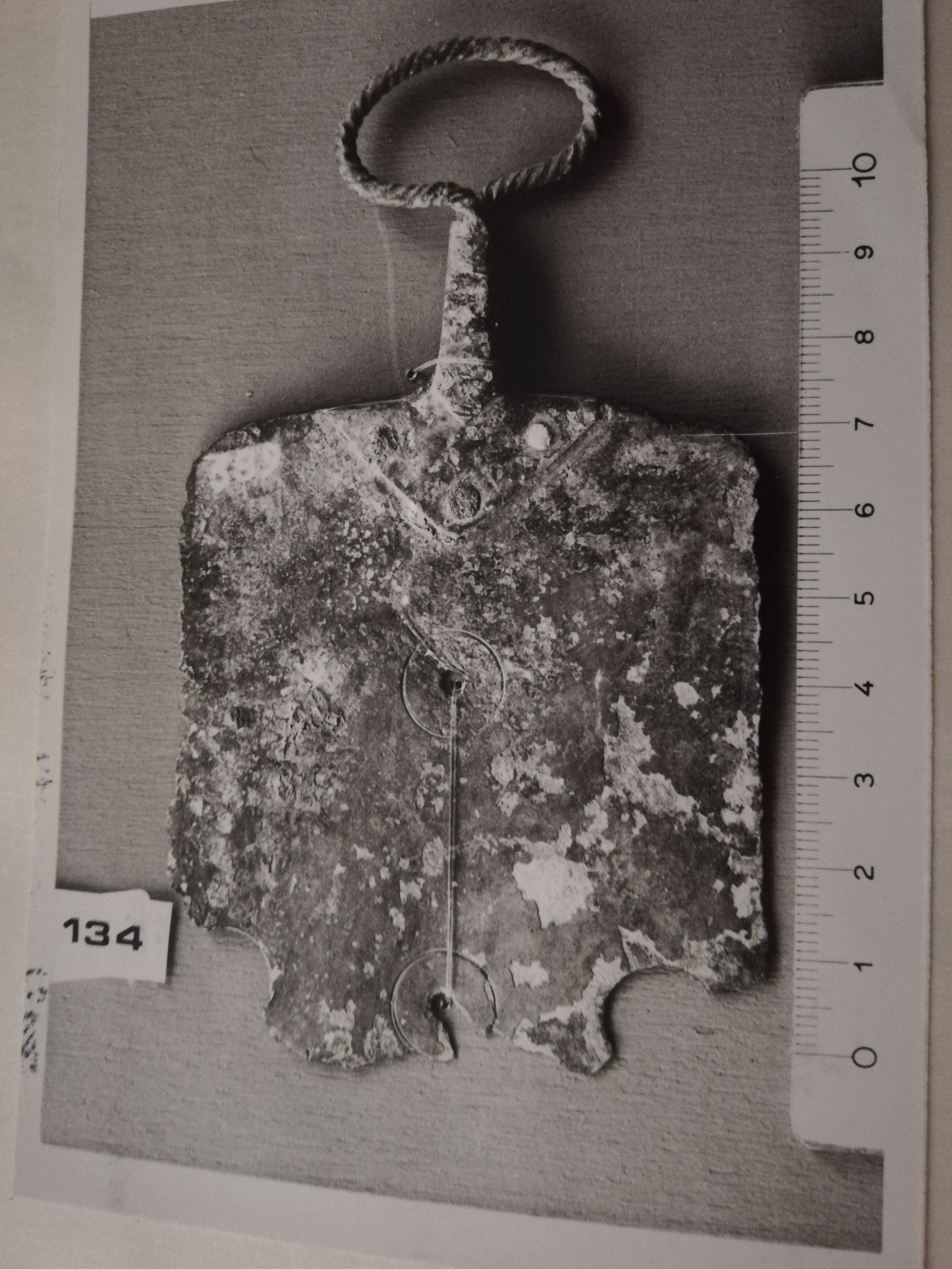 rasoio, rettangolare con manico inchiodato (SECOLI/ IX a.C)