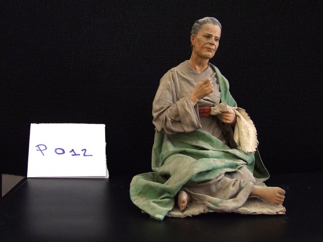 Donna che cuce (statuetta di presepio, elemento d'insieme) di Mazzeo, Antonio (attribuito) - bottega leccese (seconda metà XX)