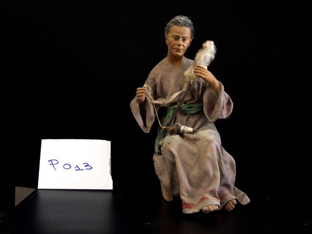 Donna che fila (statuetta di presepio, elemento d'insieme) di Mazzeo, Antonio (attribuito) - bottega leccese (seconda metà XX)