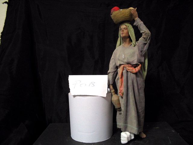 Donna con cesto di frutta sulla testa (statuetta di presepio, elemento d'insieme) di Mazzeo, Antonio (attribuito) - bottega leccese (seconda metà XX)