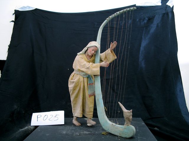 Donna con arpa (statuetta di presepio, elemento d'insieme) di Mazzeo, Antonio (attribuito) - bottega leccese (seconda metà XX)