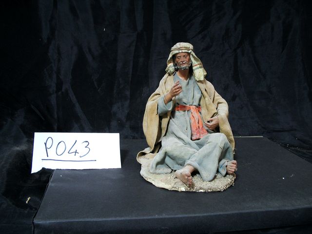 Uomo seduto (statuetta di presepio, elemento d'insieme) di Mazzeo, Antonio (attribuito) - bottega leccese (seconda metà XX)