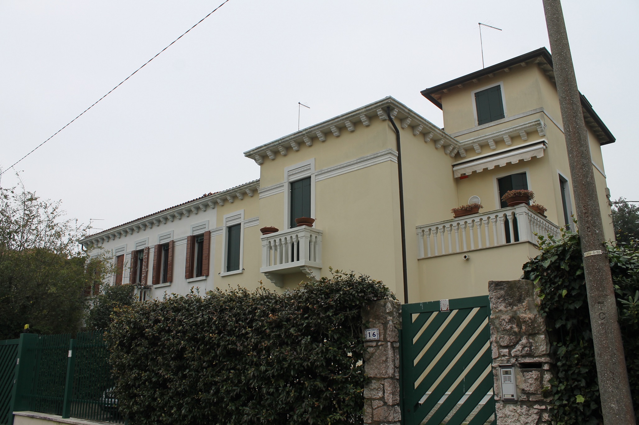[Villa in Via San Giovanni d'Acri, 15, 16] (villino, abbinato) - Venezia (VE)  (XX)