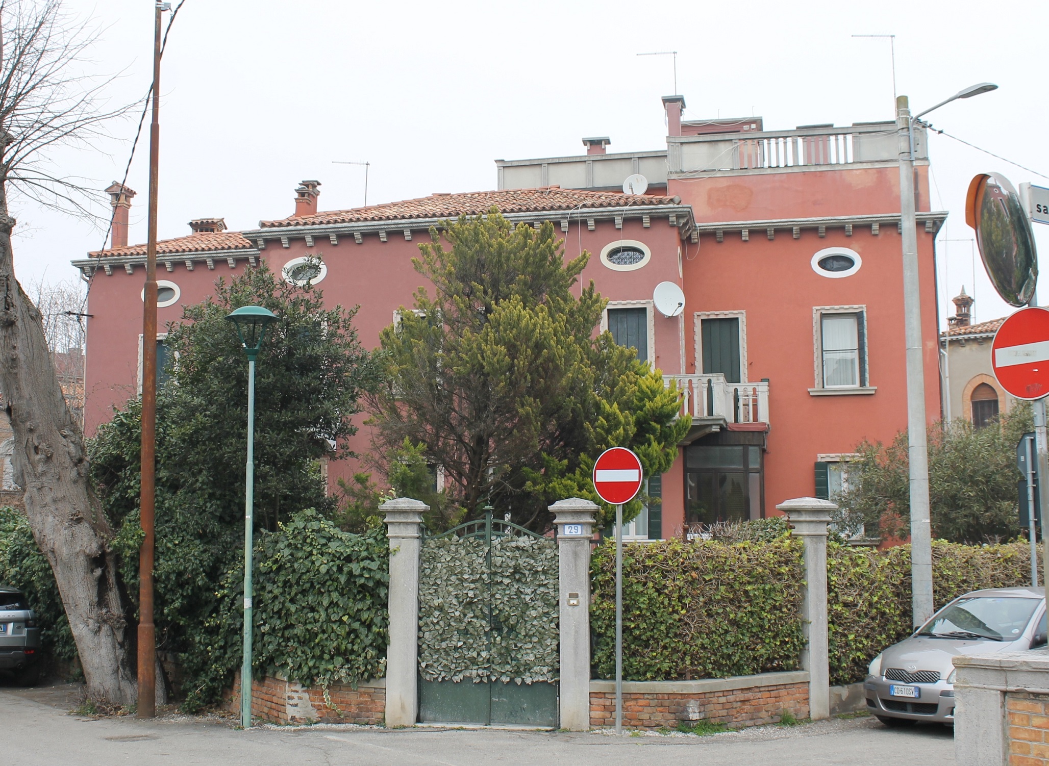 [Villa plurifamiliare in via Lorenzo Marcello, 27, 29] (villa, plurifamiliare) - Venezia (VE)  (XX)