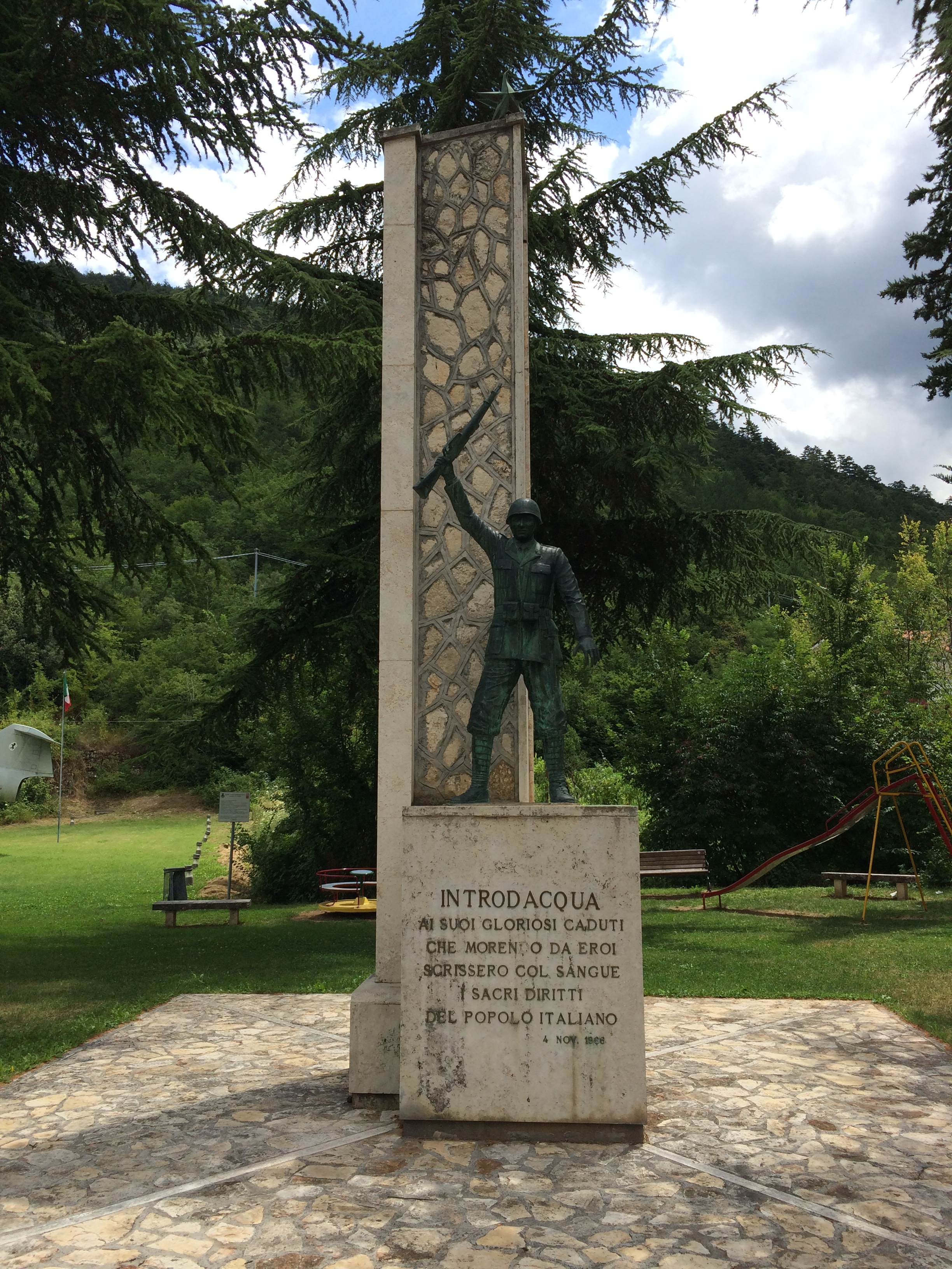 monumento ai caduti - a stele - ambito abruzzese (seconda metà XX sec)