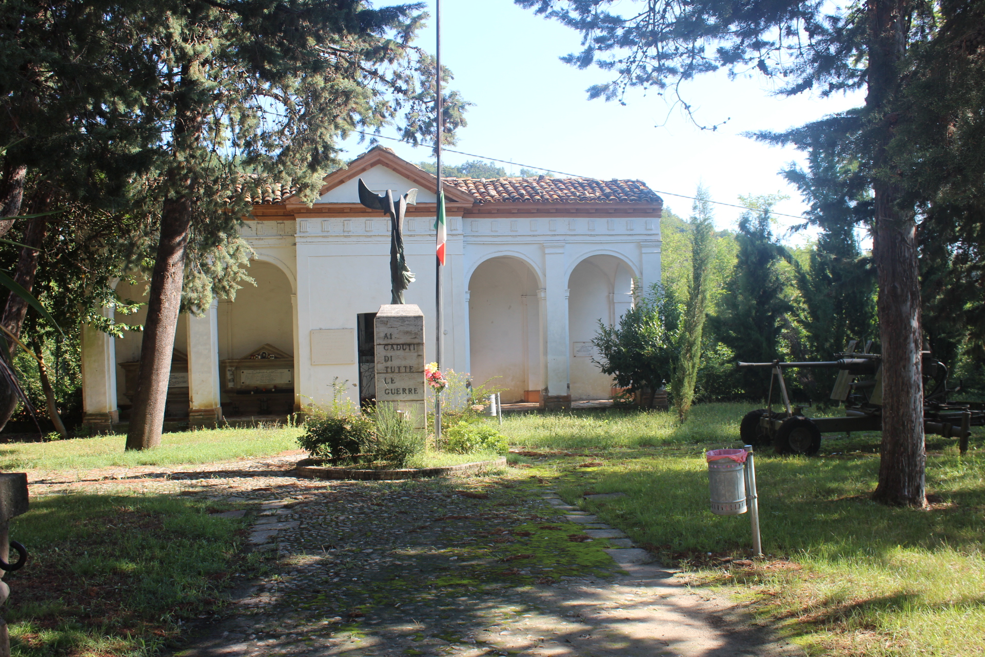 Allegoria della Vittoria come donna vestita all'antica (monumento ai caduti - a pilo) - ambito abruzzese (seconda metà XX)