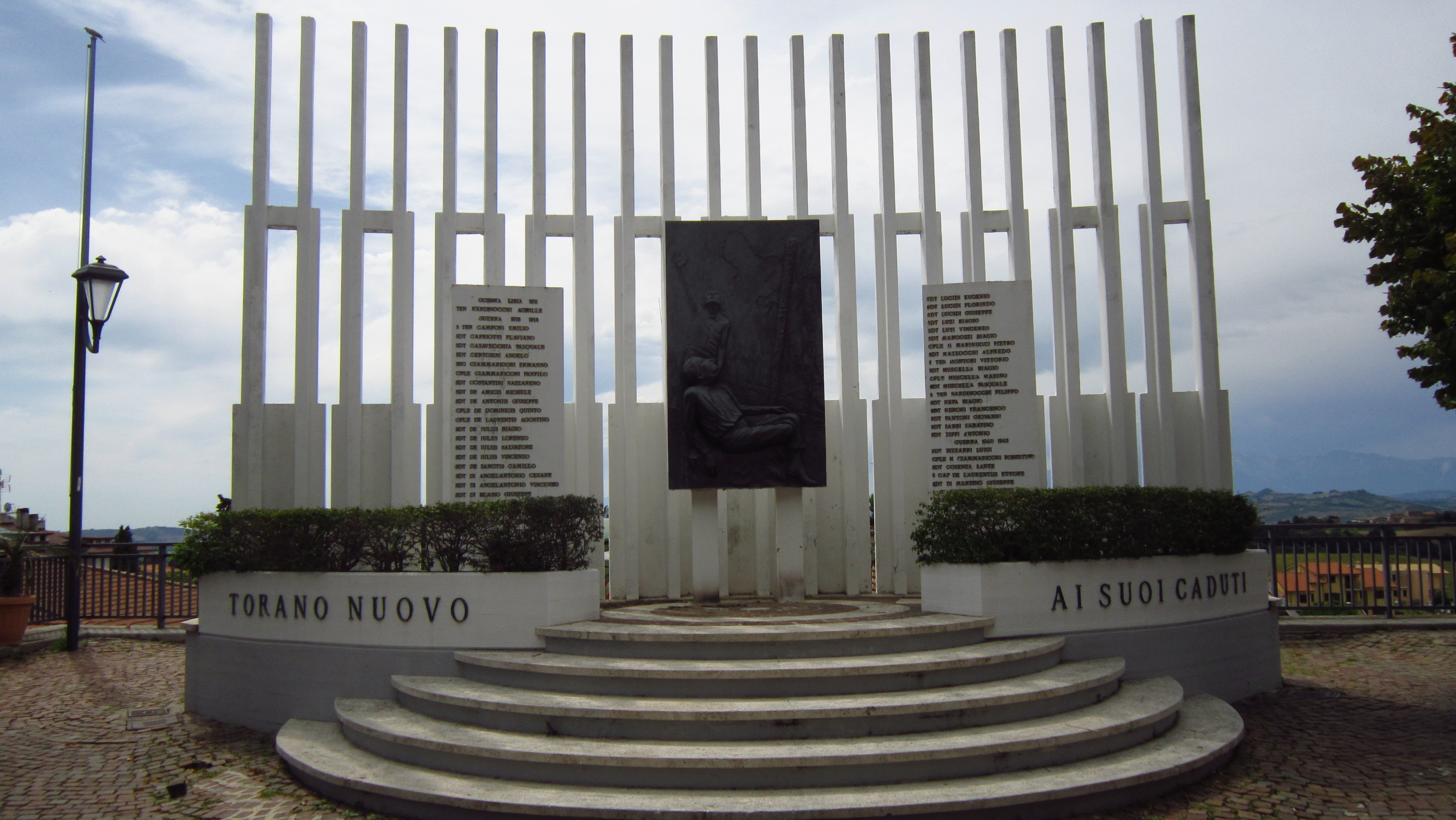 monumento ai caduti - ad emiciclo - ambito abruzzese (seconda metà XX)