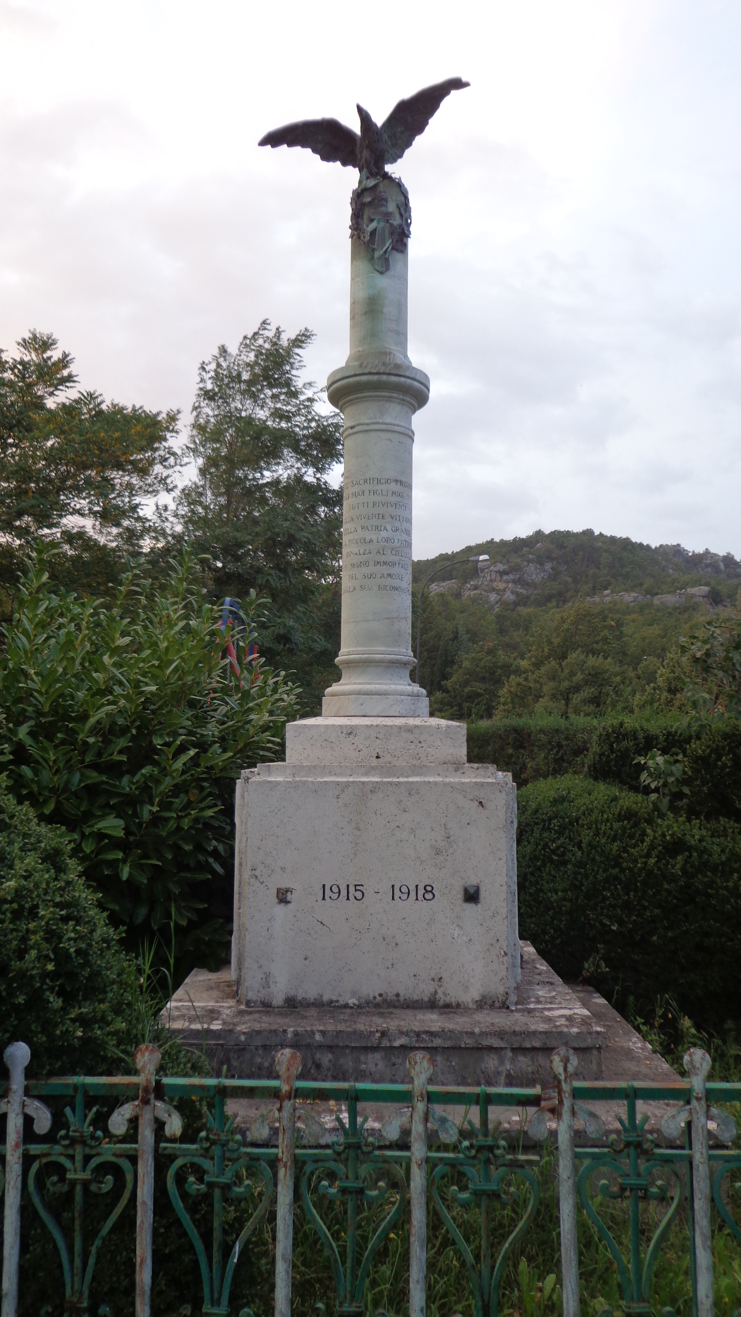 allegoria della vittoria come aquila (monumento ai caduti - a colonna) - ambito abruzzese (sec. XX)