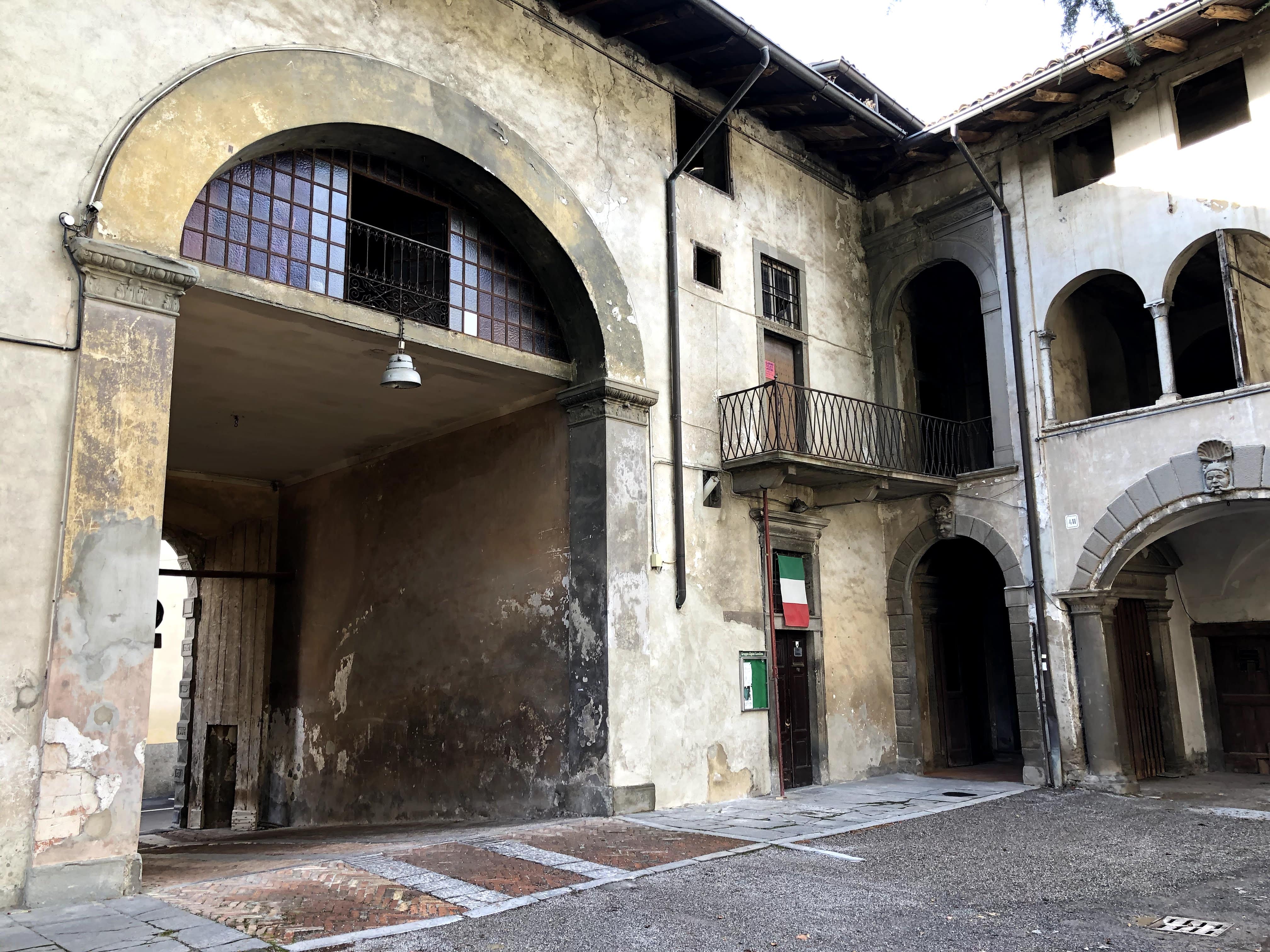 Palazzo Giovanelli (palazzo) - Gandino (BG)  (XV) <br>Condizioni d'uso: <a class='link-esterno' href='https://docs.italia.it/italia/icdp/icdp-pnd-circolazione-riuso-docs/it/v1.0-giugno-2022/testo-etichetta-BCS.html' target='_bcs'>Beni Culturali Standard (BCS)</a>