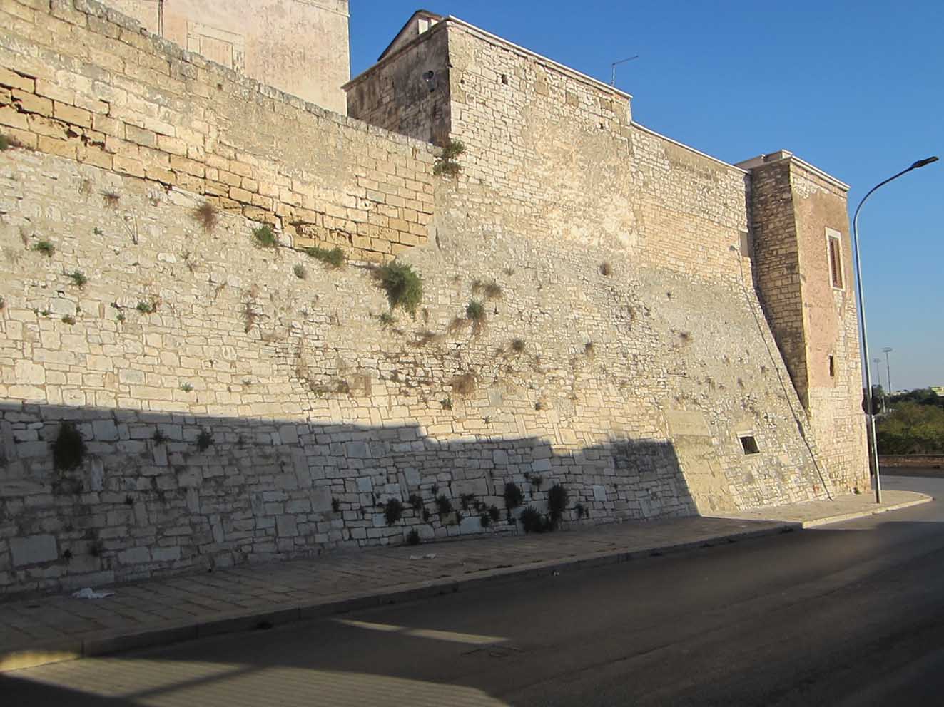 Mura e Torre di S.Andrea (mura con torre) - Bitonto (BA) 