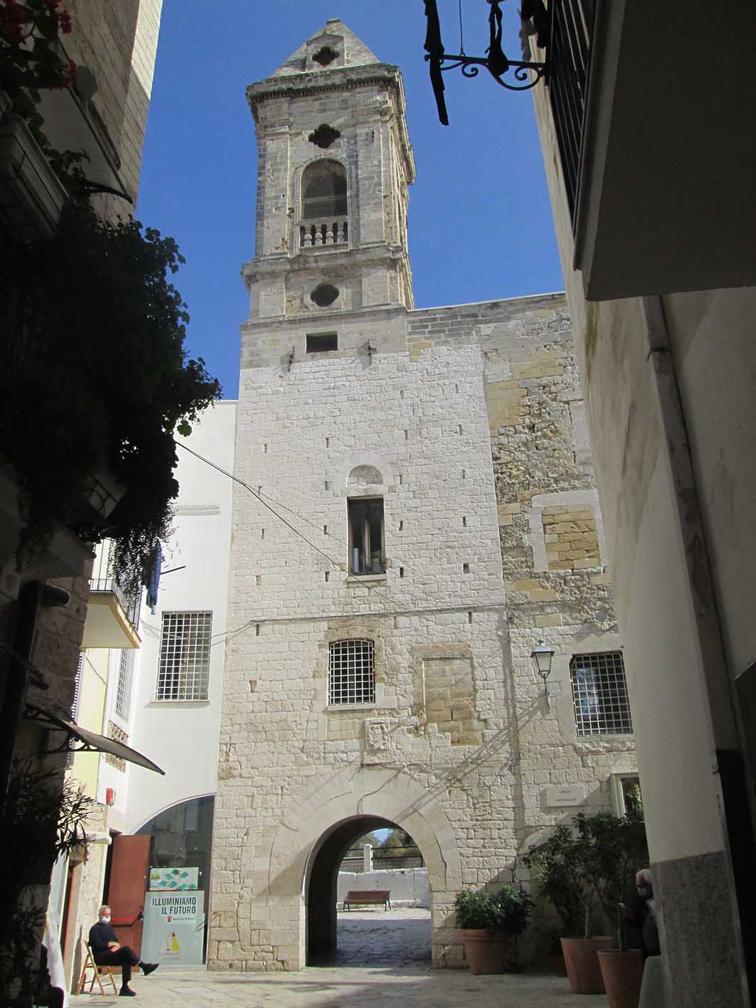 [Edificio in Via Annunziata e Largo Annunziata] (Edificio, Pubblico) - Bari (BA) 