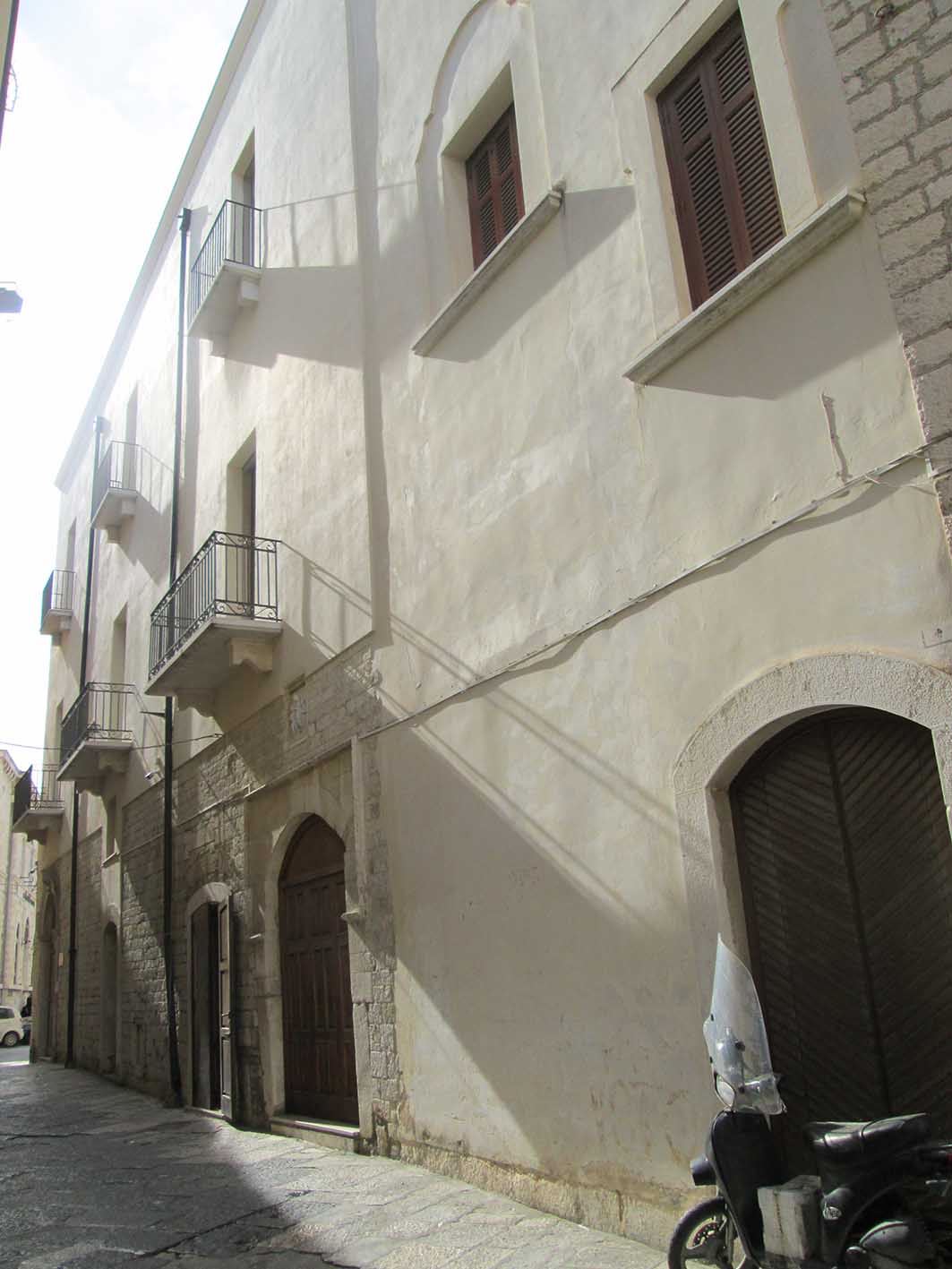Palazzo Costantino (palazzo, residenziale) - Bari (BA)  <br>Condizioni d'uso: <a class='link-esterno' href='https://docs.italia.it/italia/icdp/icdp-pnd-circolazione-riuso-docs/it/v1.0-giugno-2022/testo-etichetta-BCS.html' target='_bcs'>Beni Culturali Standard (BCS)</a>