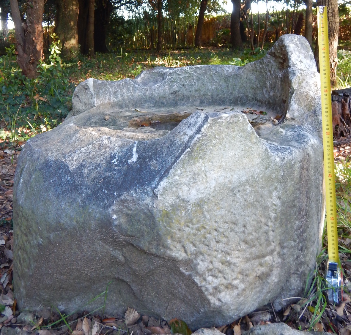 Monumento di forma circolare (bacile) (Eta' romana)