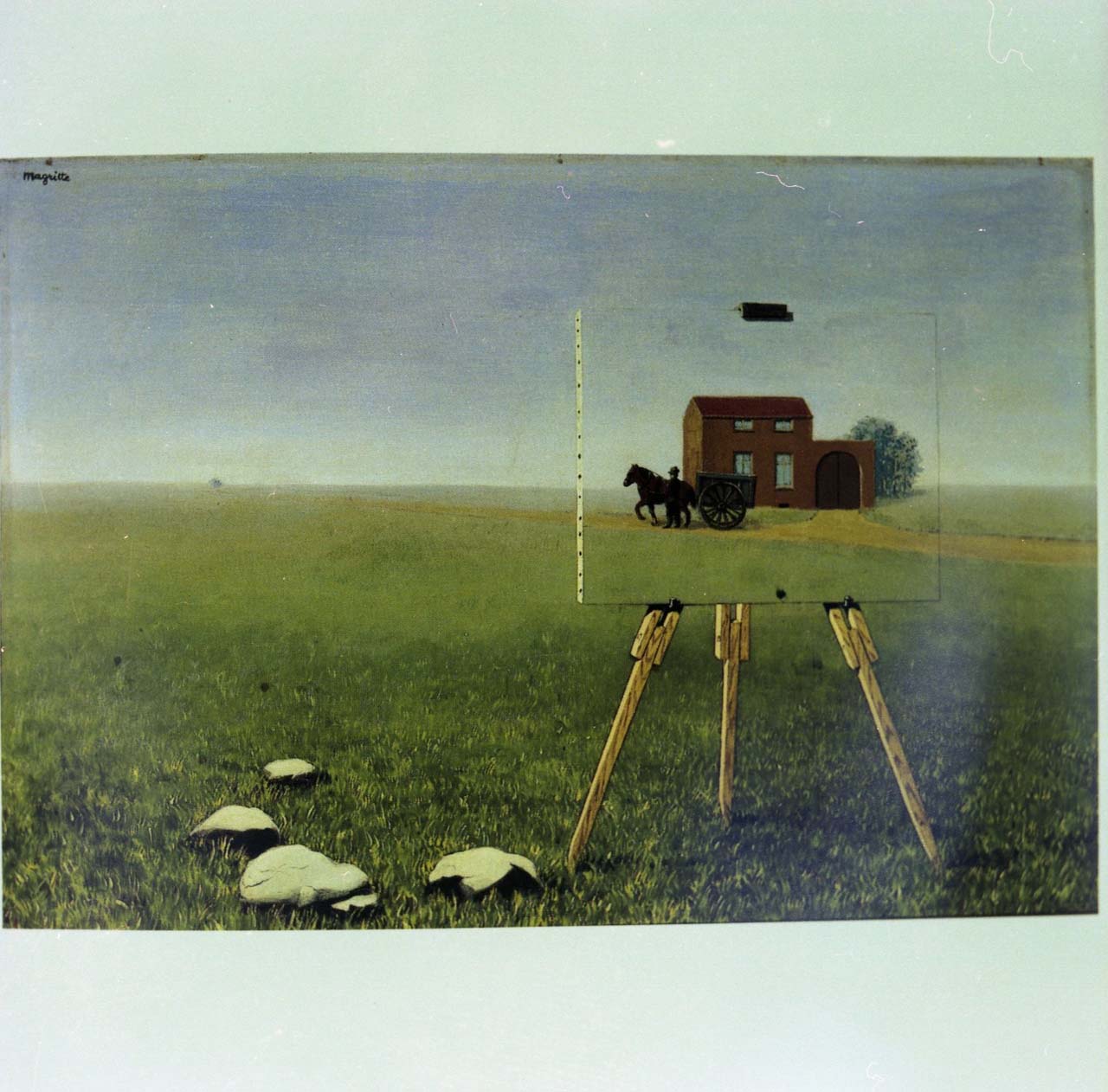 "La belle captive" II, paesaggio con cavalletto con tela (dipinto) di Magritte René (secondo quarto sec. XX)