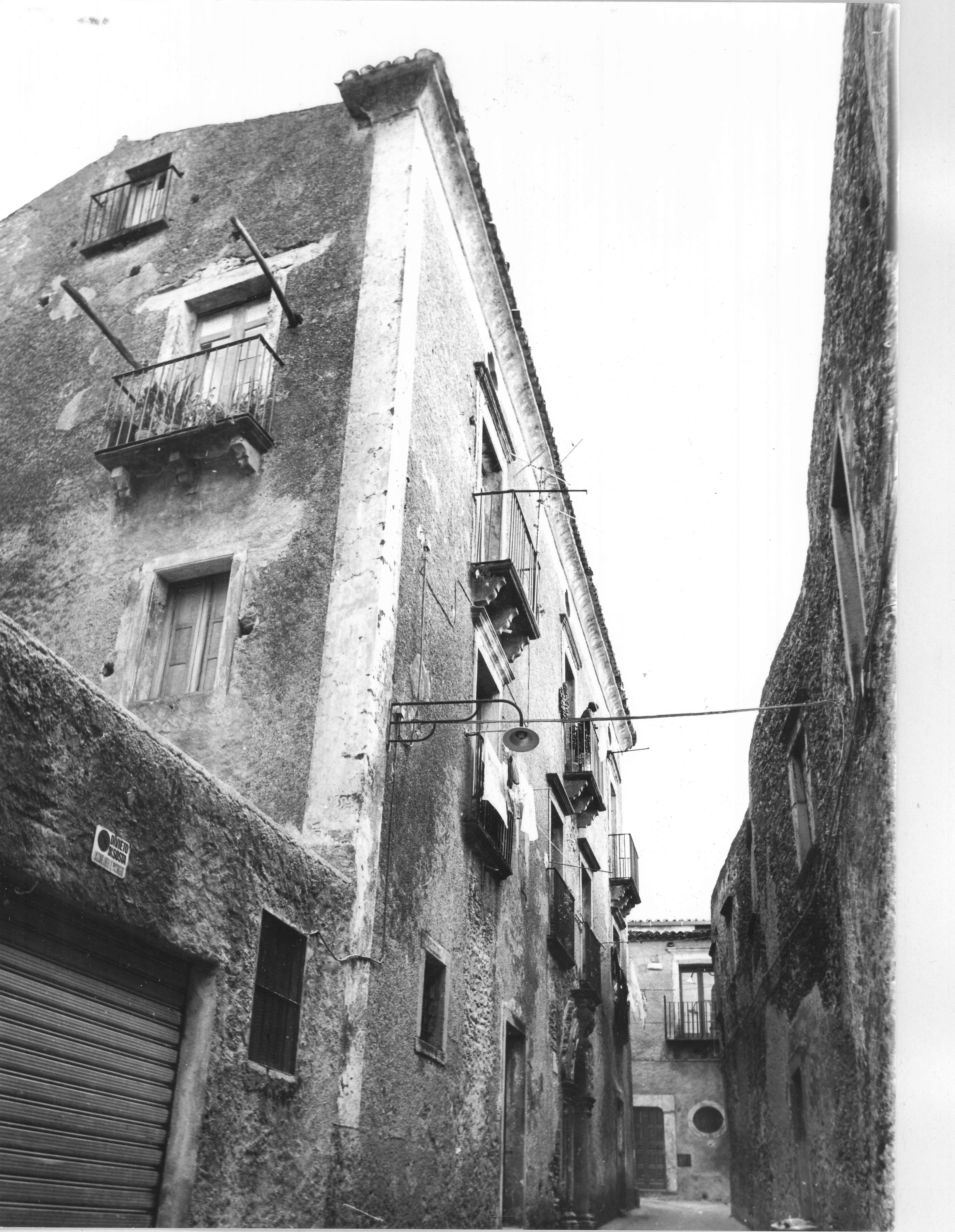 Palazzo Calabria (palazzo, privato) - Fuscaldo (CS)  (XVIII)
