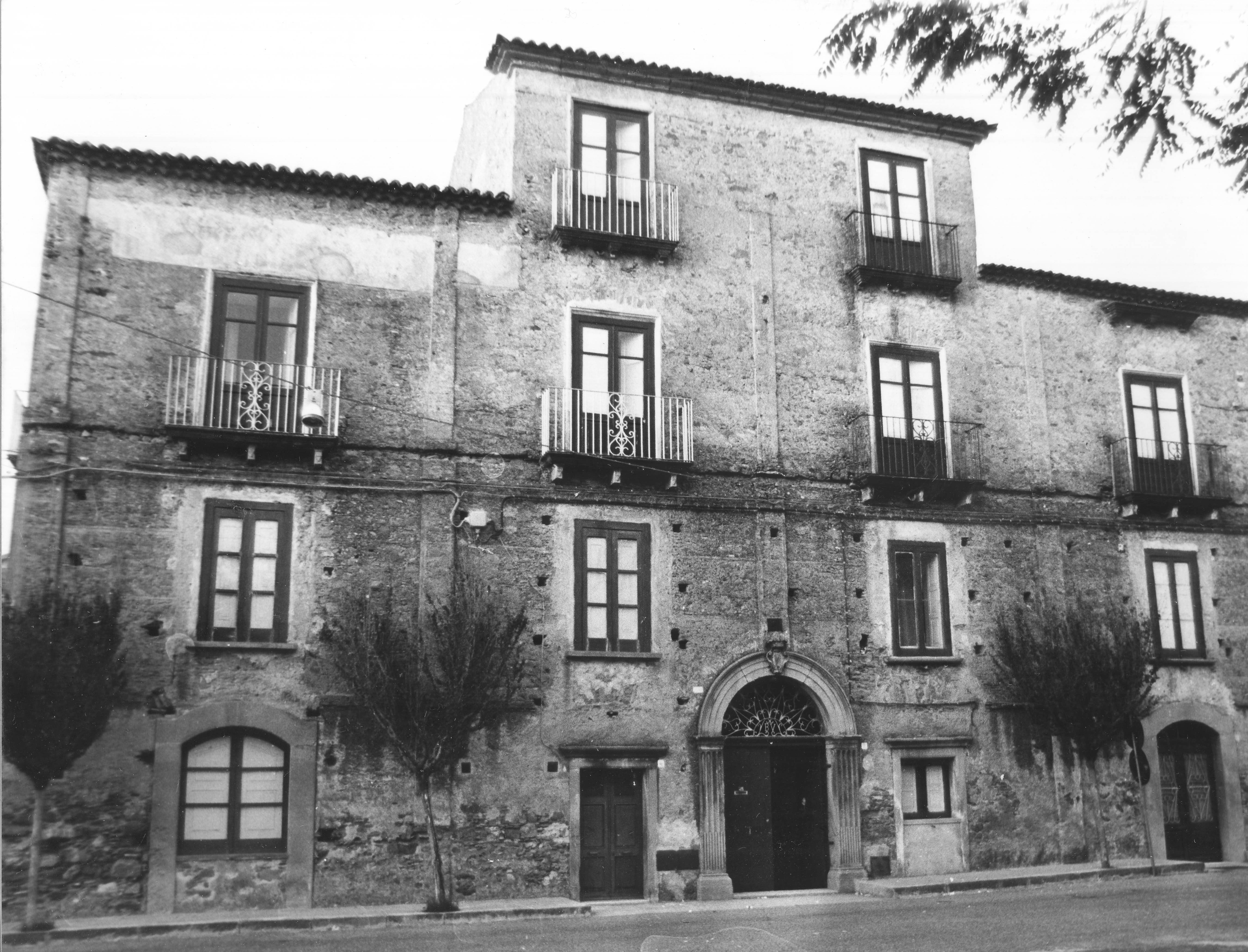 Palazzo Valenza (palazzo, privato) - Fuscaldo (CS)  (XIX)