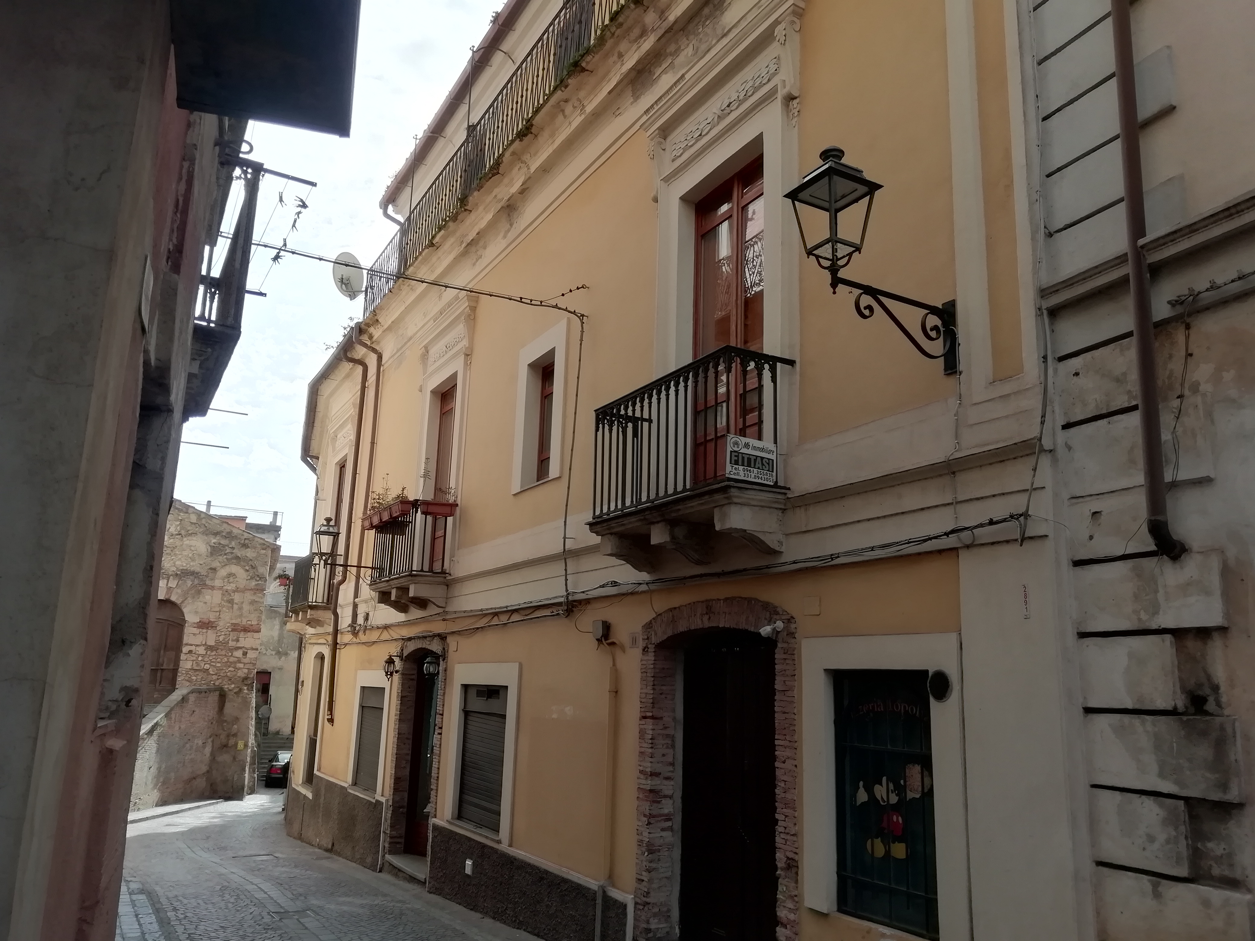 [Palazzo con cortile in Via De Grazia, 19] (palazzo, privato) - Catanzaro (CZ)  (XVI)