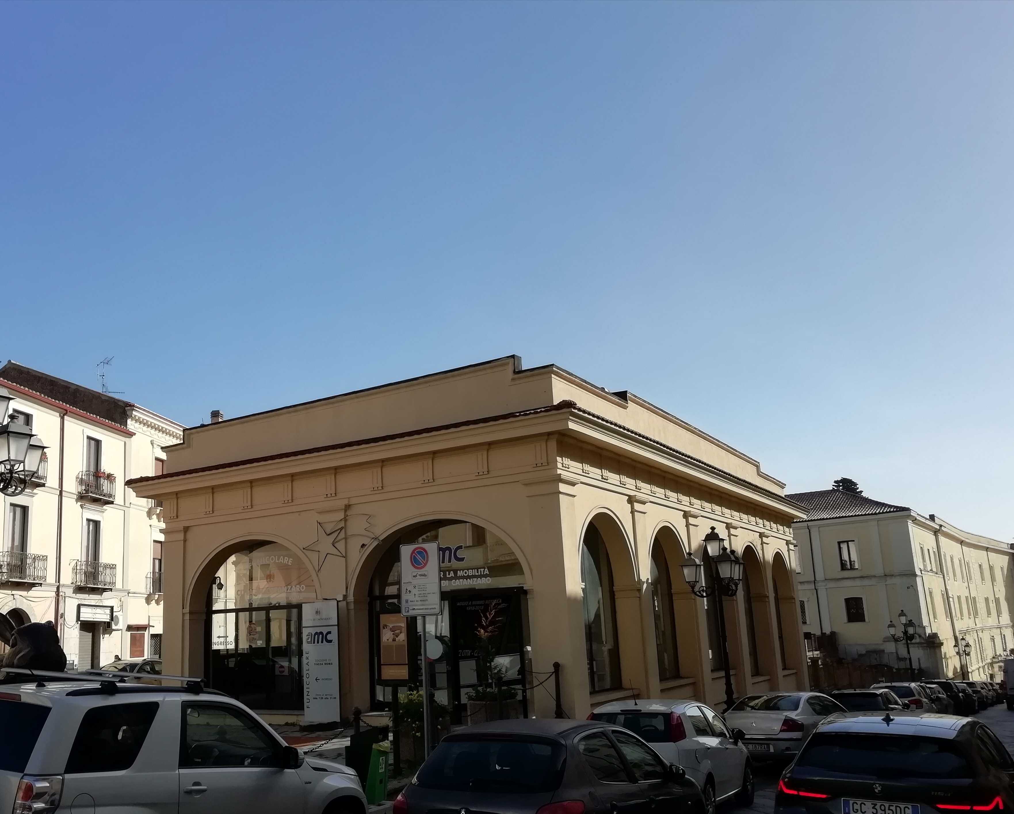 [Edificio in Piazza Roma, 23] (funicolare) - Catanzaro (CZ)  (XX)