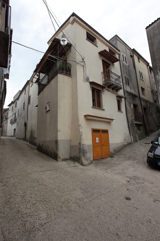 [Palazzo in Via della Lupara, 9] (palazzo, privato) - Teano (CE) 
