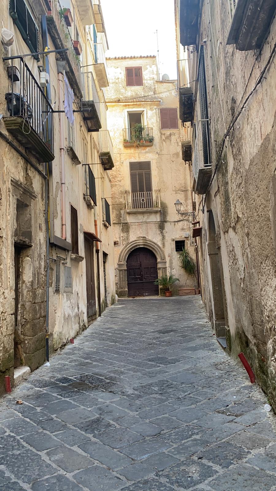 [Palazzo in Via Pertiche, 1] (palazzo, residenziale) - Sessa Aurunca (CE)  (XV)