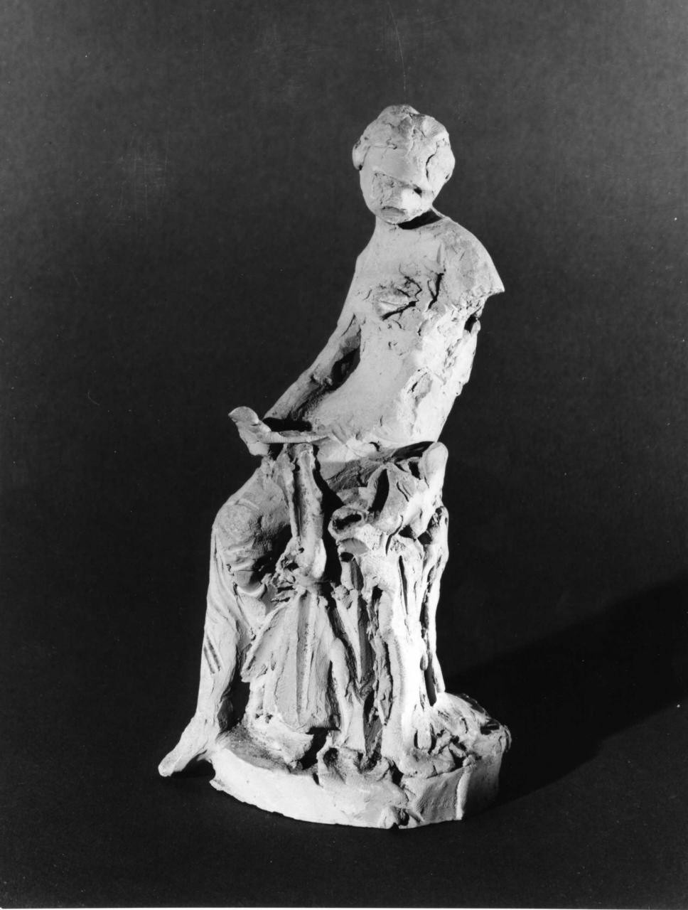 figura femminile seduta (scultura) di Fedi Pio (sec. XIX)