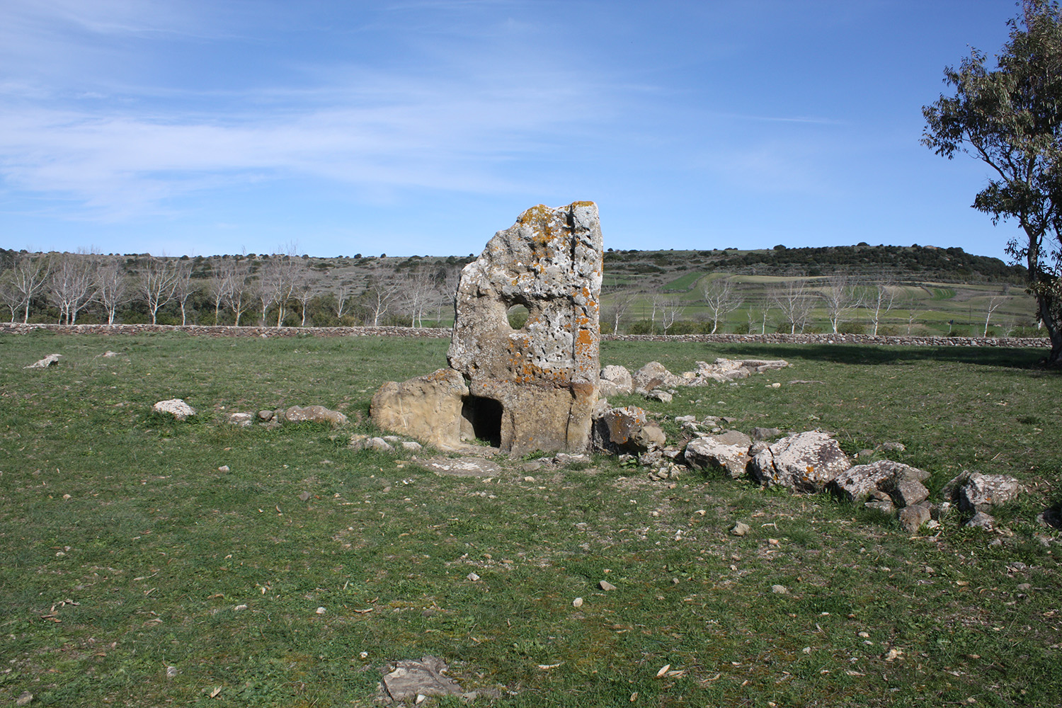 Tomba dei giganti Su Cuaddu de Nixias (tomba, area ad uso funerario) - Lunamatrona (SU)  (PERIODIZZAZIONI/ Protostoria/ Eta' del Bronzo)