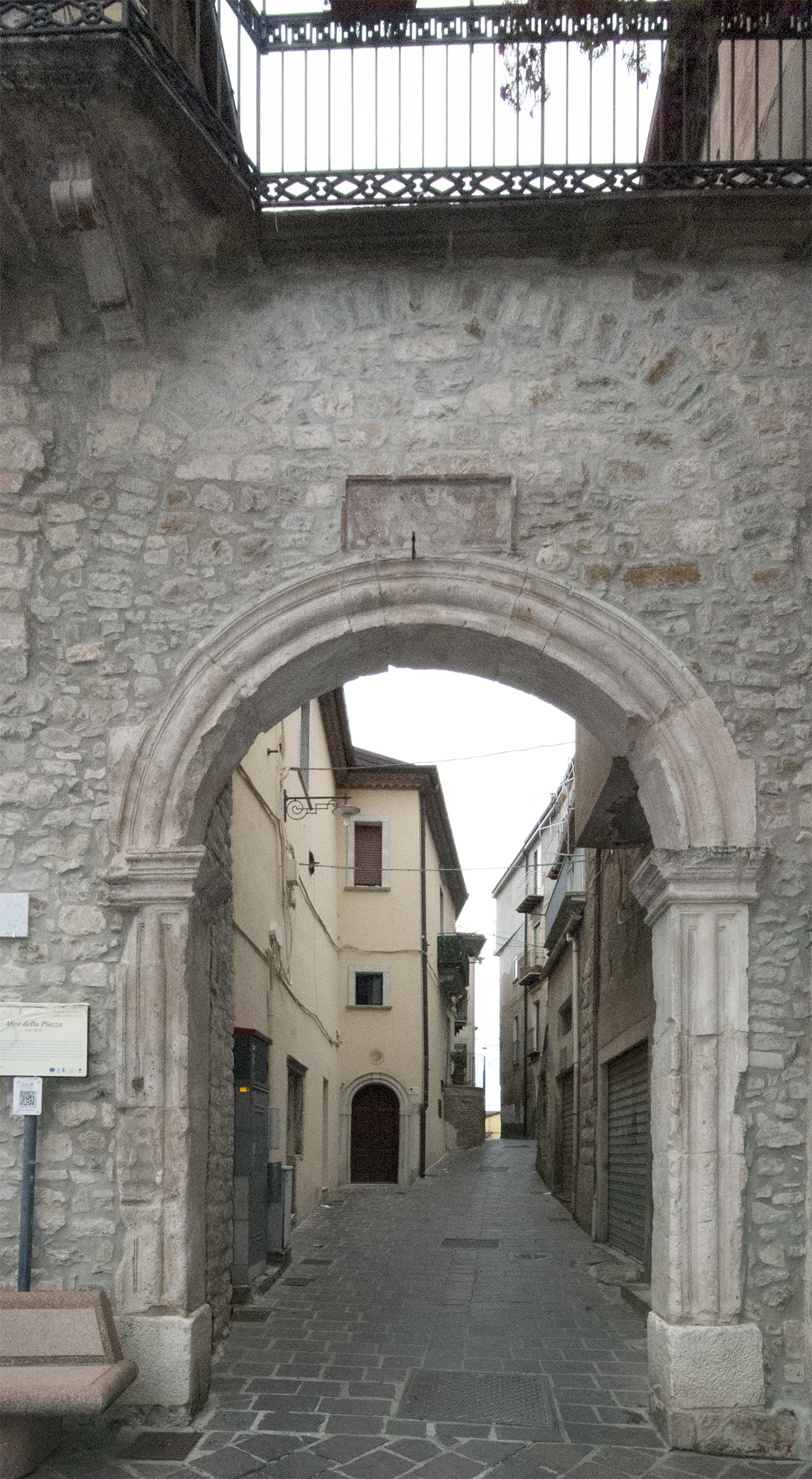 Arco della Piazza (portale) - Avigliano (PZ) 