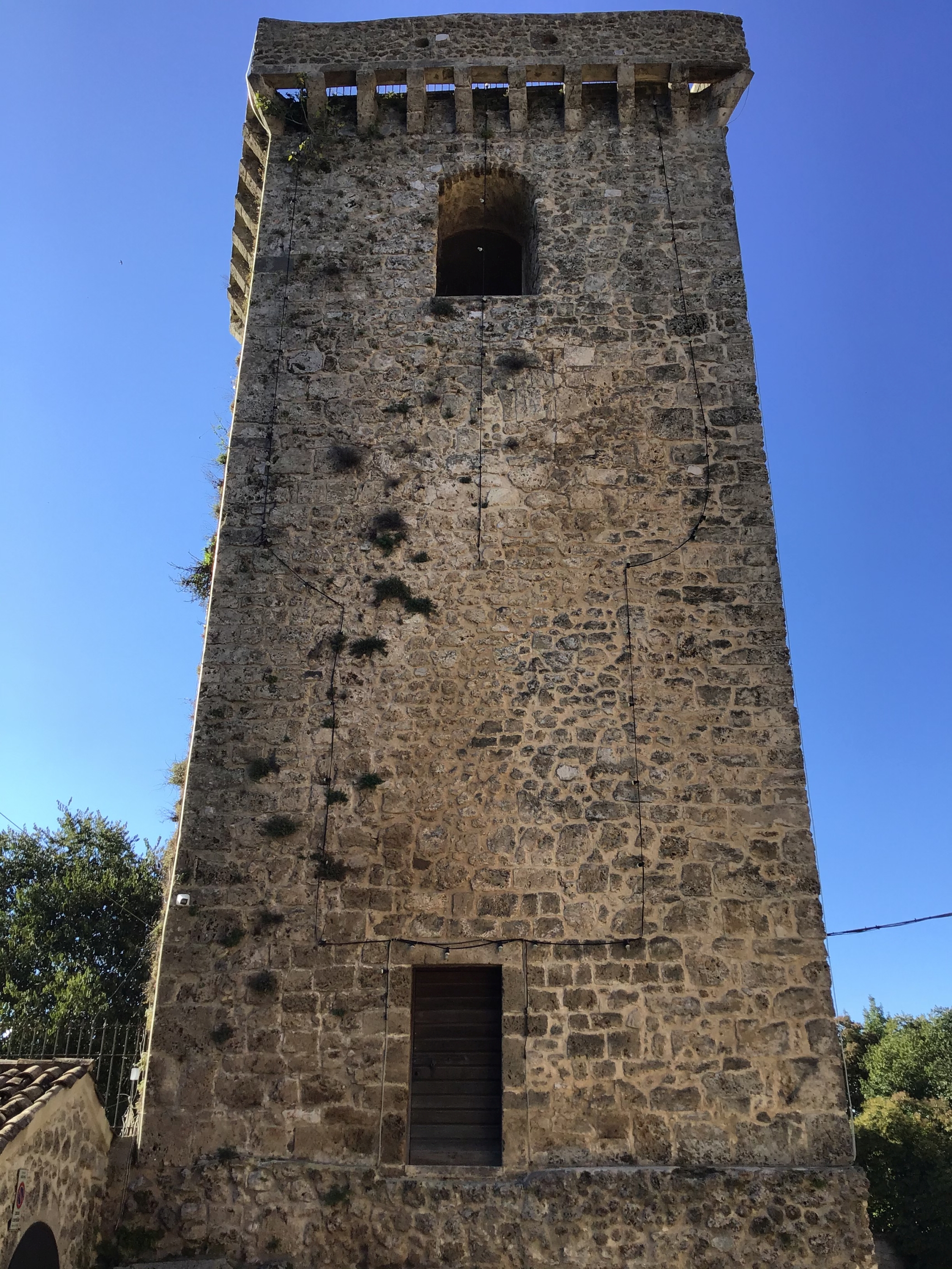 Torre dei Conti e muro perimetrale del palazzo (torre, difensiva) - Aquino (FR) 