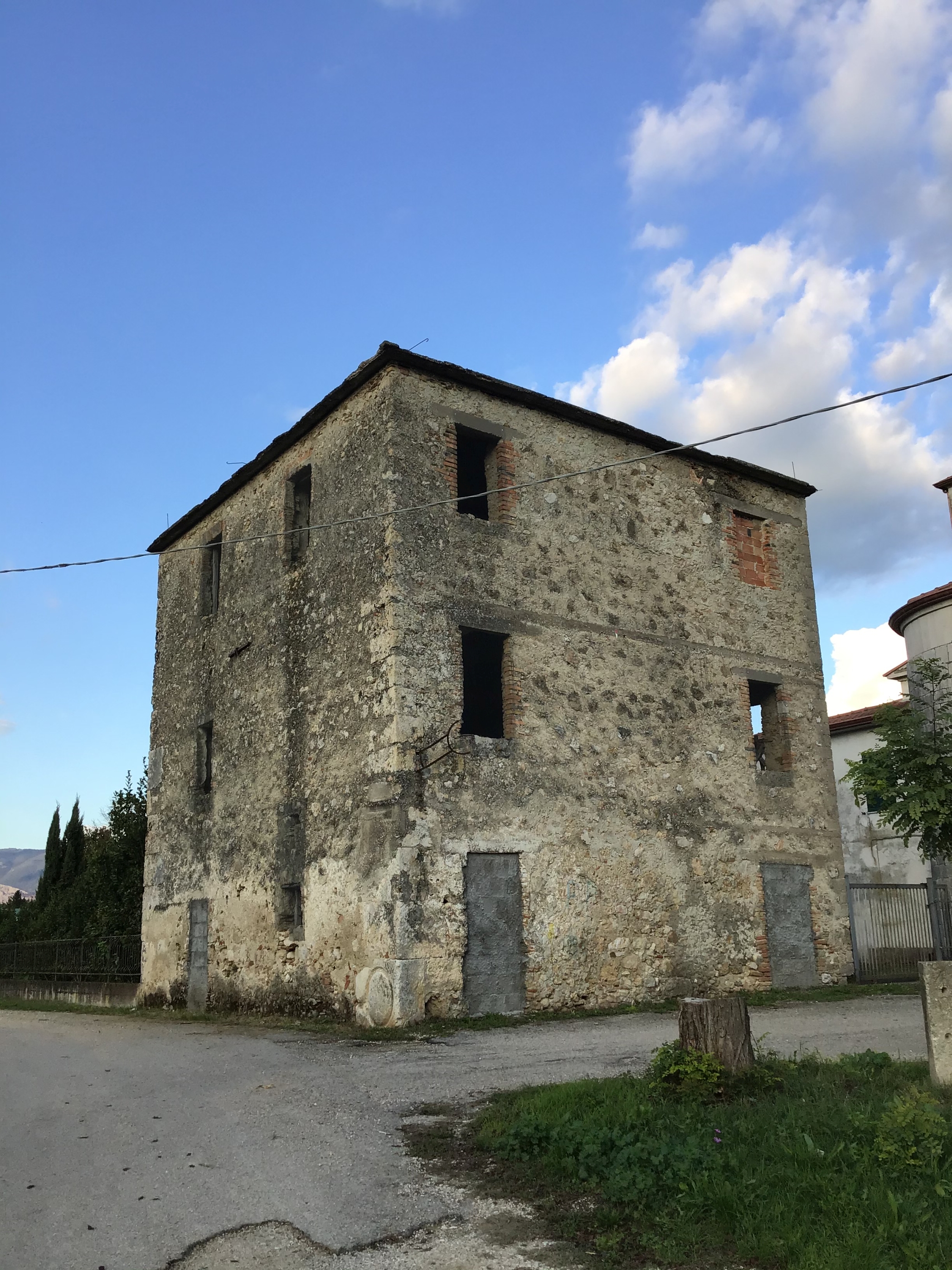 Casale presso la Chiesa di S. Giovanni a Gaudia (casale) - Pontecorvo (FR)  (XII)