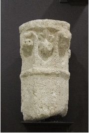 Pilastrino con motivi decorativi floreali, motivi decorativi floreali (pilastrino, frammento) - ambito calabrese (fine/ inizio XIV-XV)