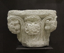 capitello a crochet con motivi decorativi vegetali, motivi decorativi vegetali (capitello, frammento) - ambito Italia meridionale (inizio XV)