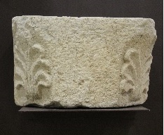semicapitello con motivi decorativi vegetali, motivi decorativi vegetali (semicapitello, frammento) - ambito Italia meridionale (XV)