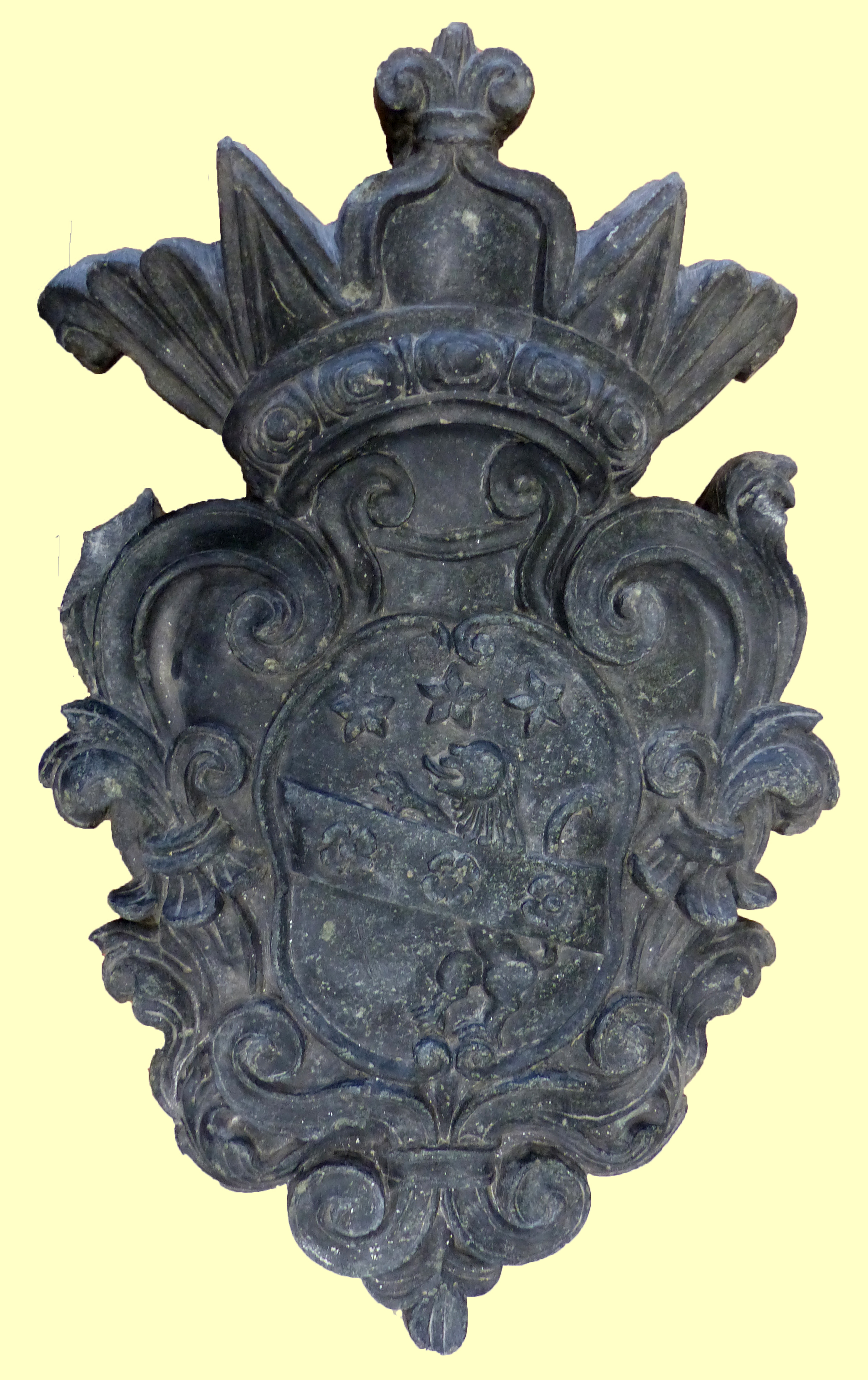 Stemma famiglia Maria Greco, Stemma nobiliare con scudo con fascia obliqua, tre fiori stilizzati, lene rampante, volute a forma fitomorfa, corona con terminazioni geometriche (insegna, opera isolata) - ambito calabrese (fine XVIII)