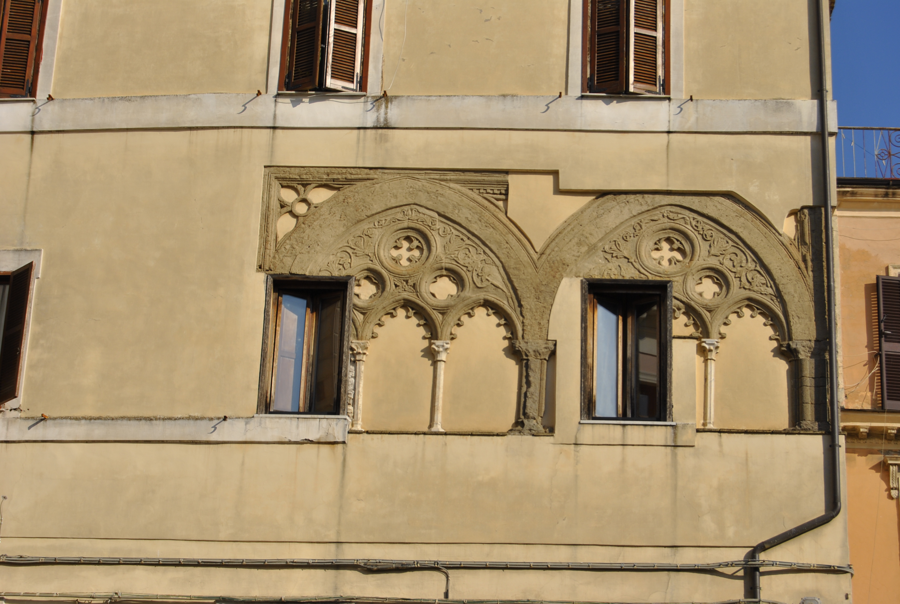 finestre ad arco con trifore - ambito laziale (XIV-XV)