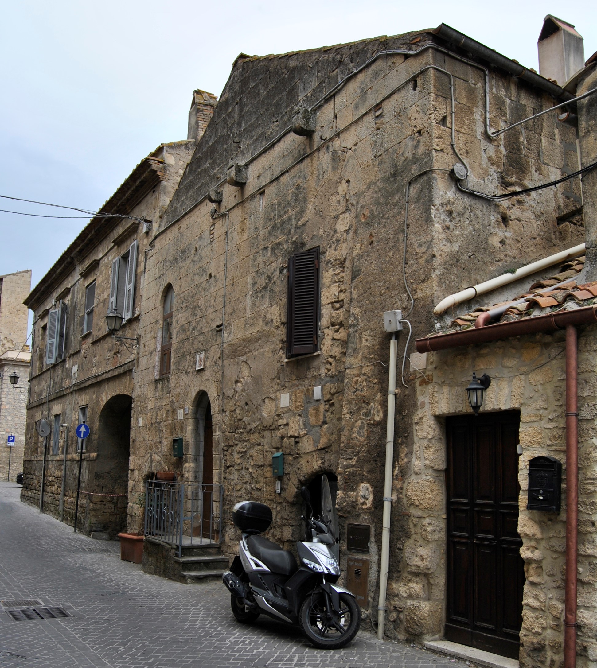 Torre medievale [in via di Porta Castello, 26/ 28/ 30] (torre, privata) - Tarquinia (VT)  (XIII)