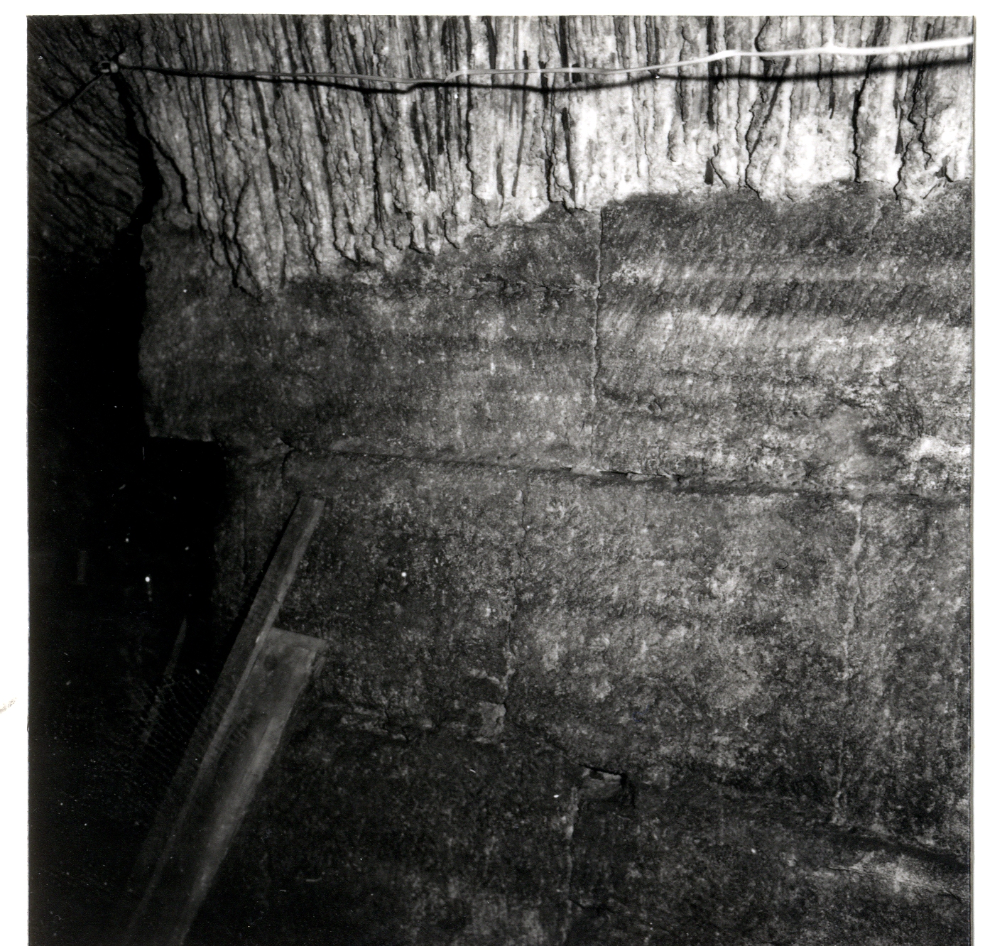 Resti di antiche mura nei sotterranei (mura) - Tivoli (RM)  (II a.C)