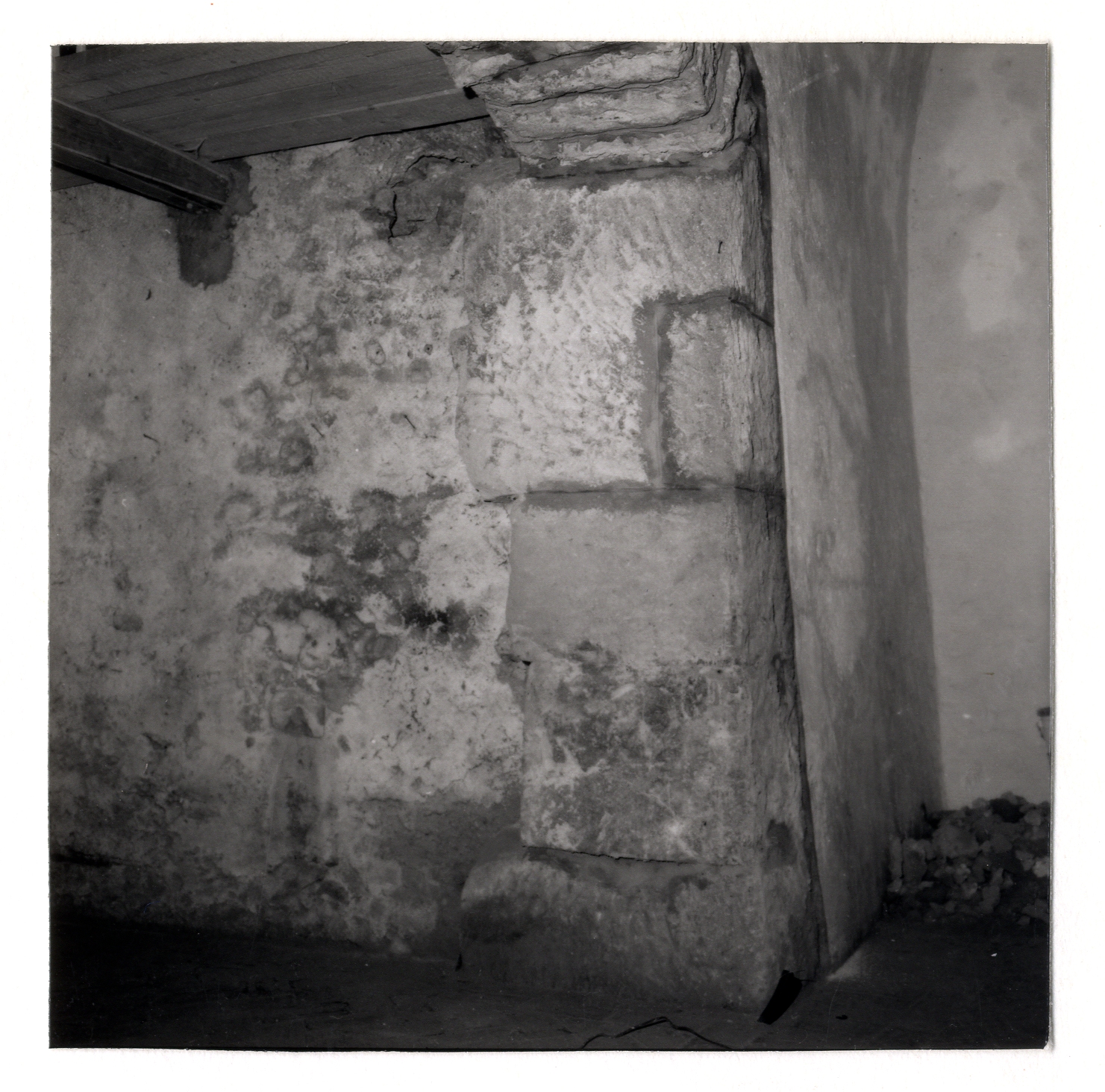 Resti di antiche mura nella cantina (mura) - Tivoli (RM)  (II a.C)