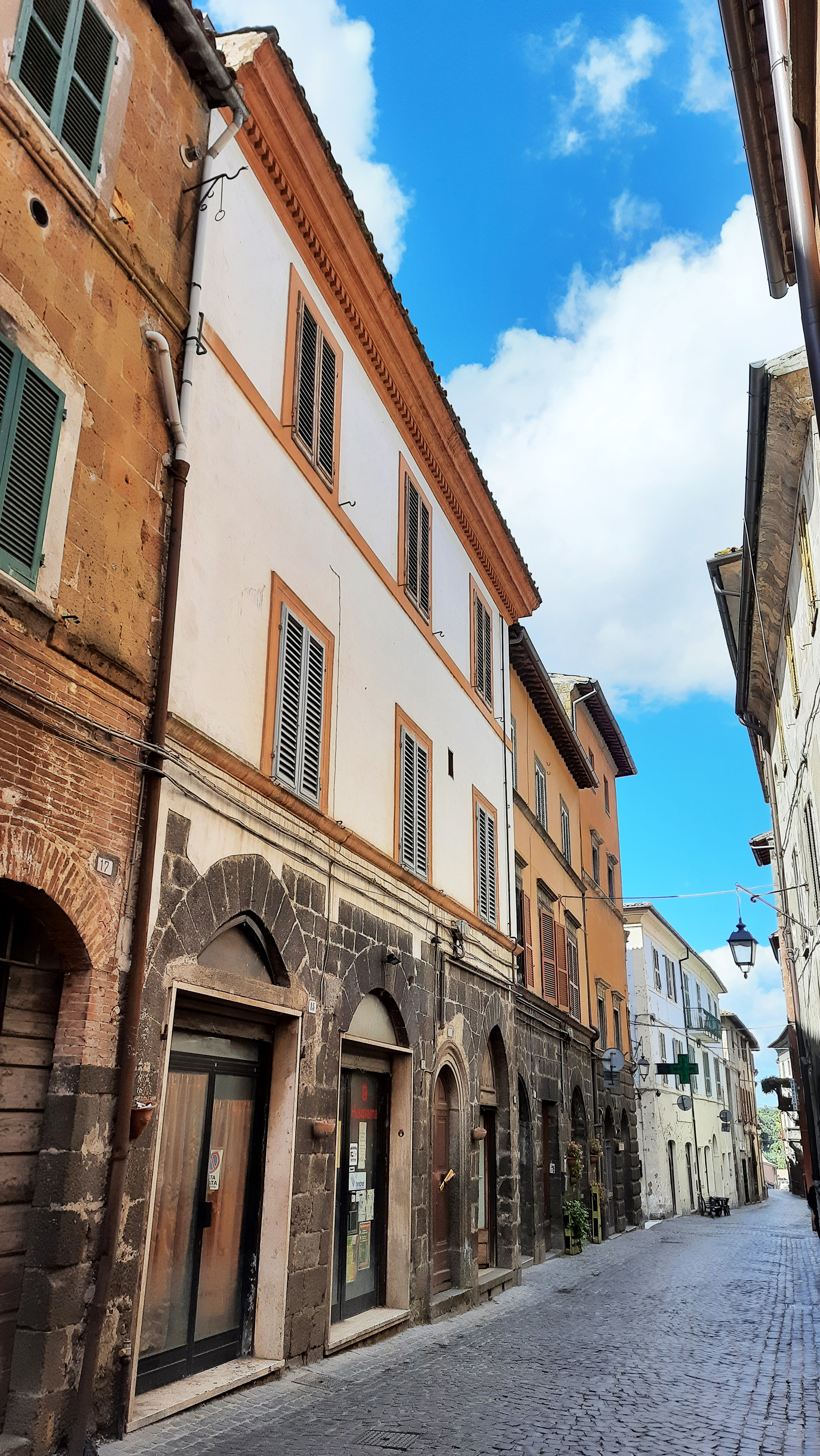 [Palazzetto privato in via Roma, 9/ 11/ 13/ 15] (palazzetto, casa padronale) - Acquapendente (VT)  (XVI)