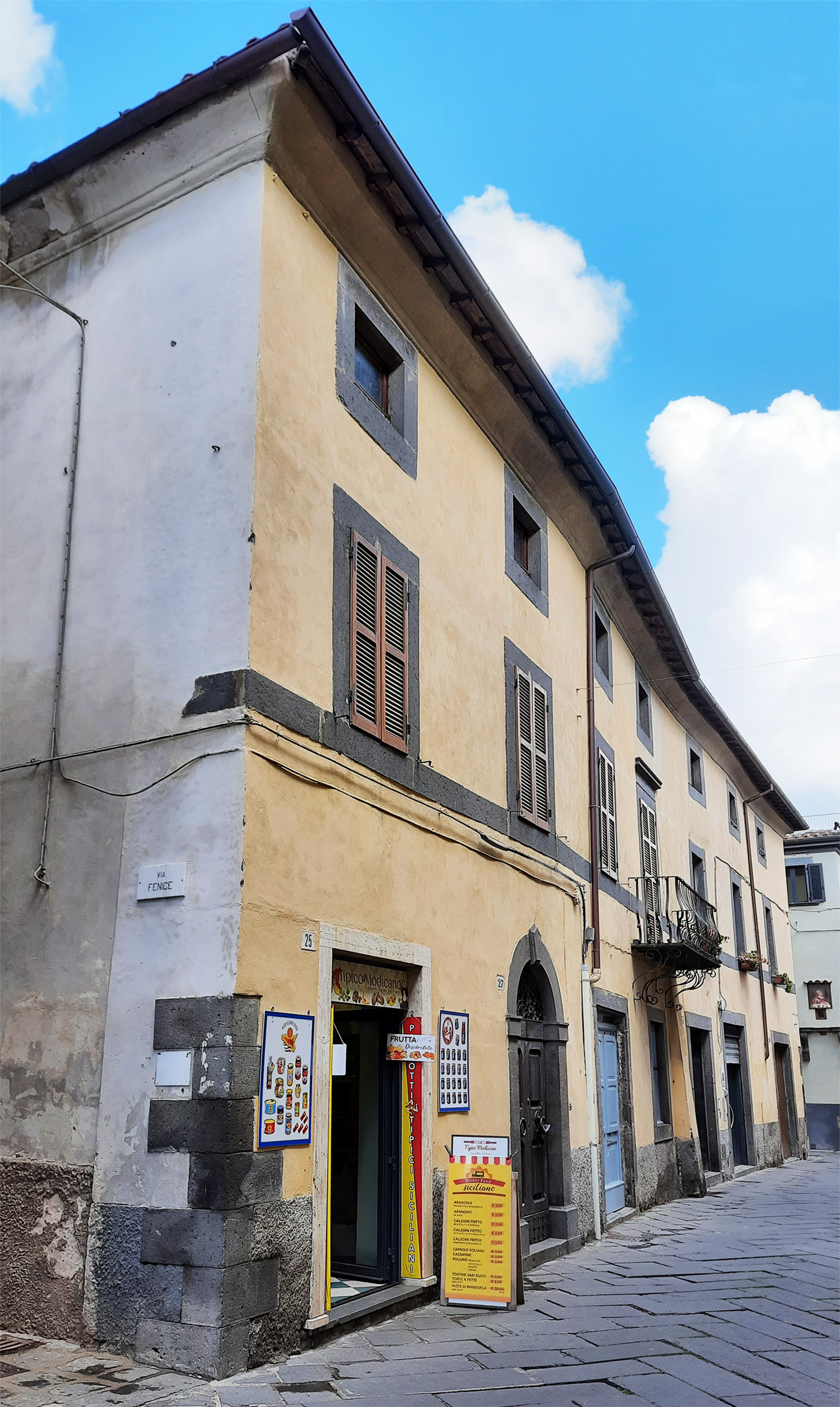 [Palazzetto privato in p.za Mazzini, 25, 27, 28, 31, 33, 35] (palazzetto, casa padronale) - Bagnoregio (VT)  (XIV)