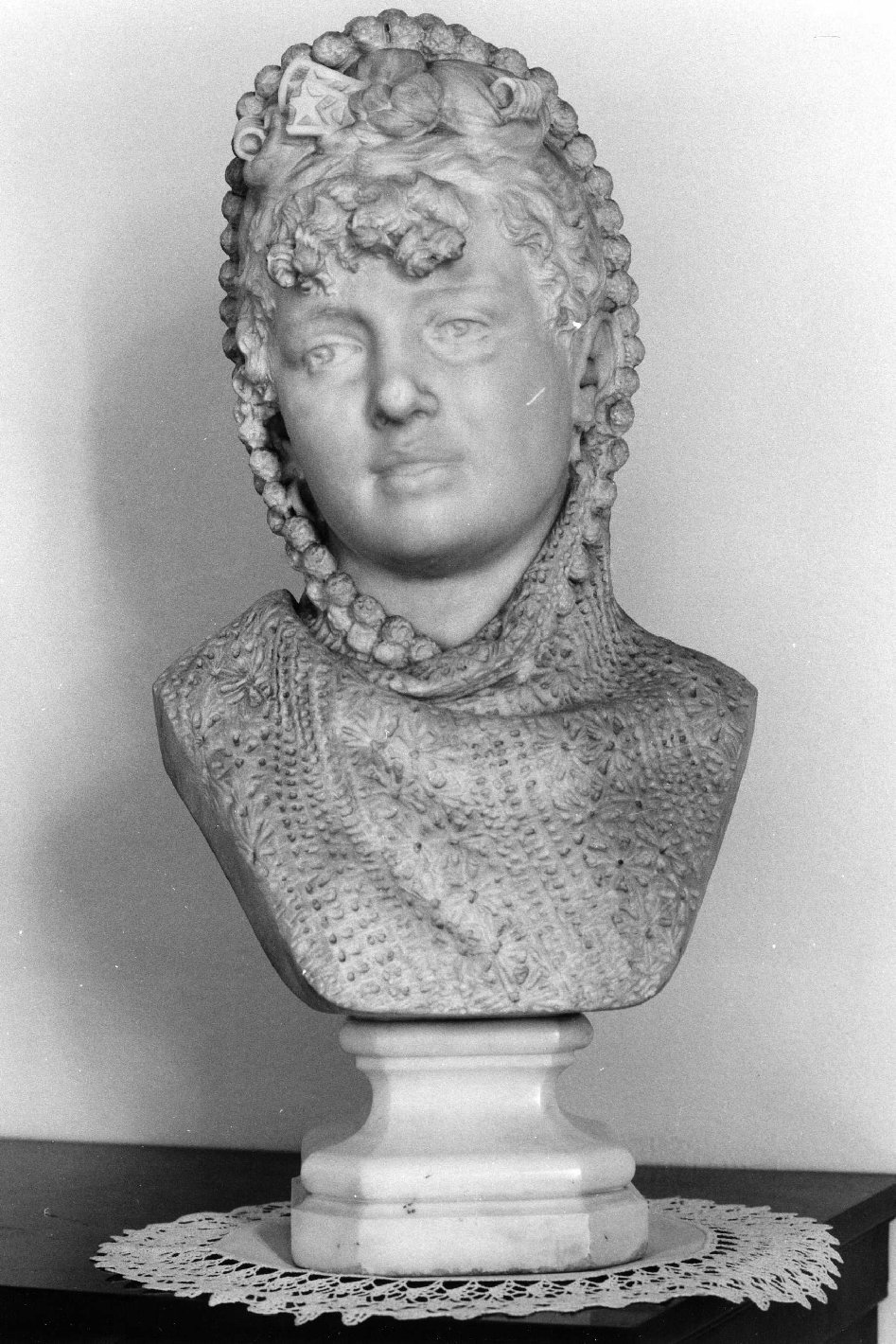 Busto femminile con scialle, busto femminile (scultura, opera isolata) di Zannoni Ugo - ambito veronese (ultimo quarto XIX)