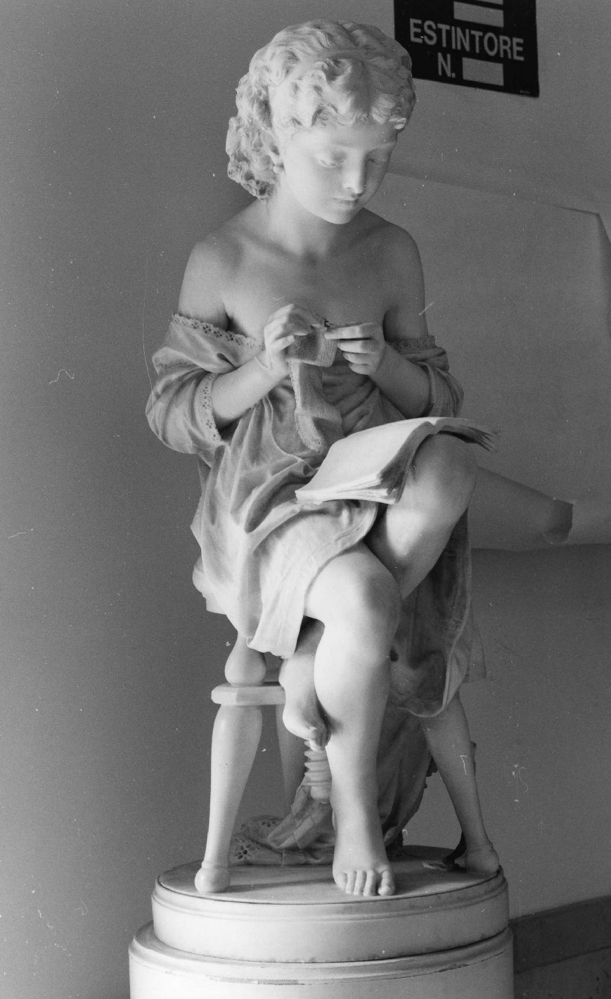 Studio e lavoro, bambina (scultura, opera isolata) di Zannoni, Ugo - ambito Italia settentrionale (terzo quarto XIX)