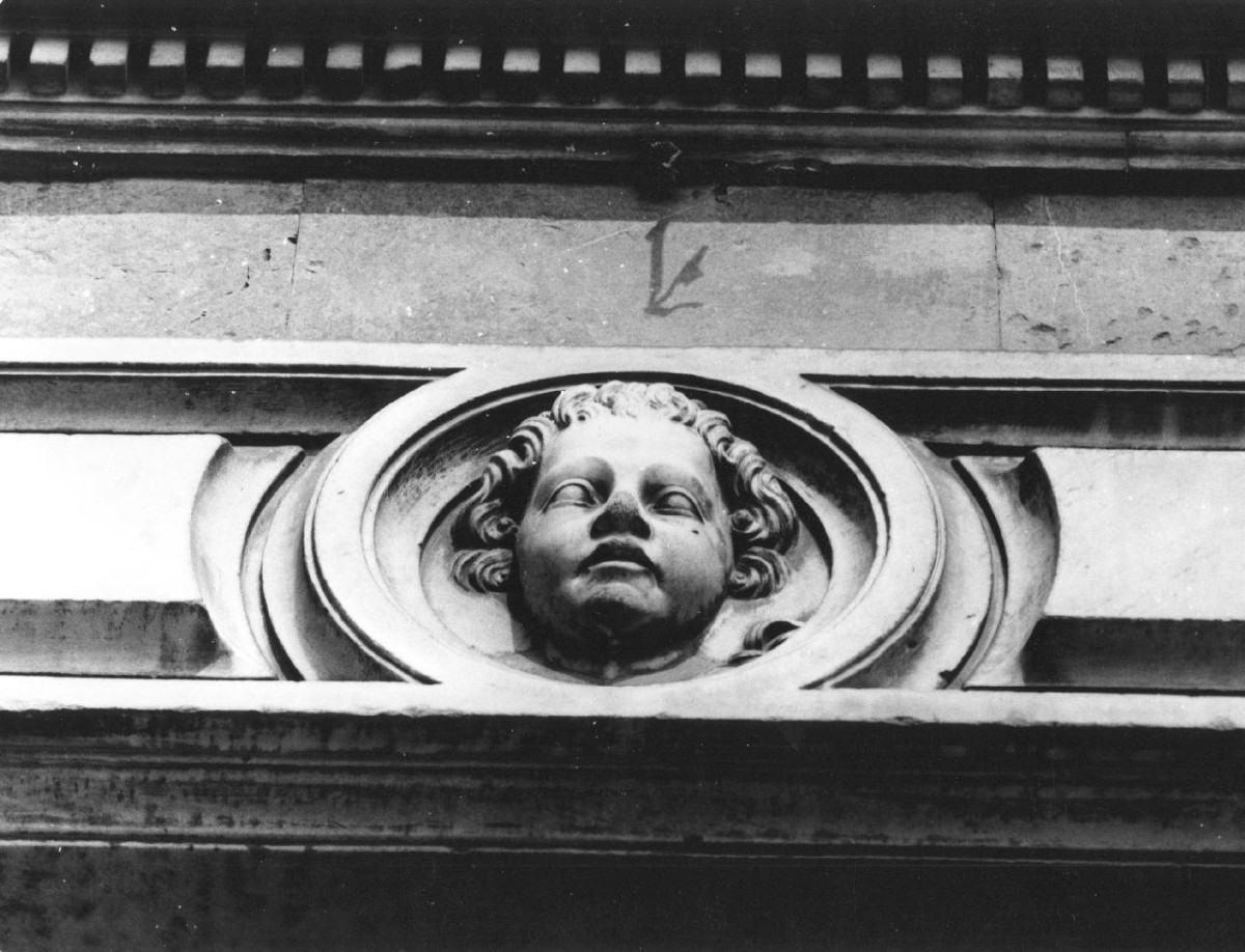 putto (rilievo) di Benti Battista di Donato (attribuito) (fine/ inizio sec. XVI)