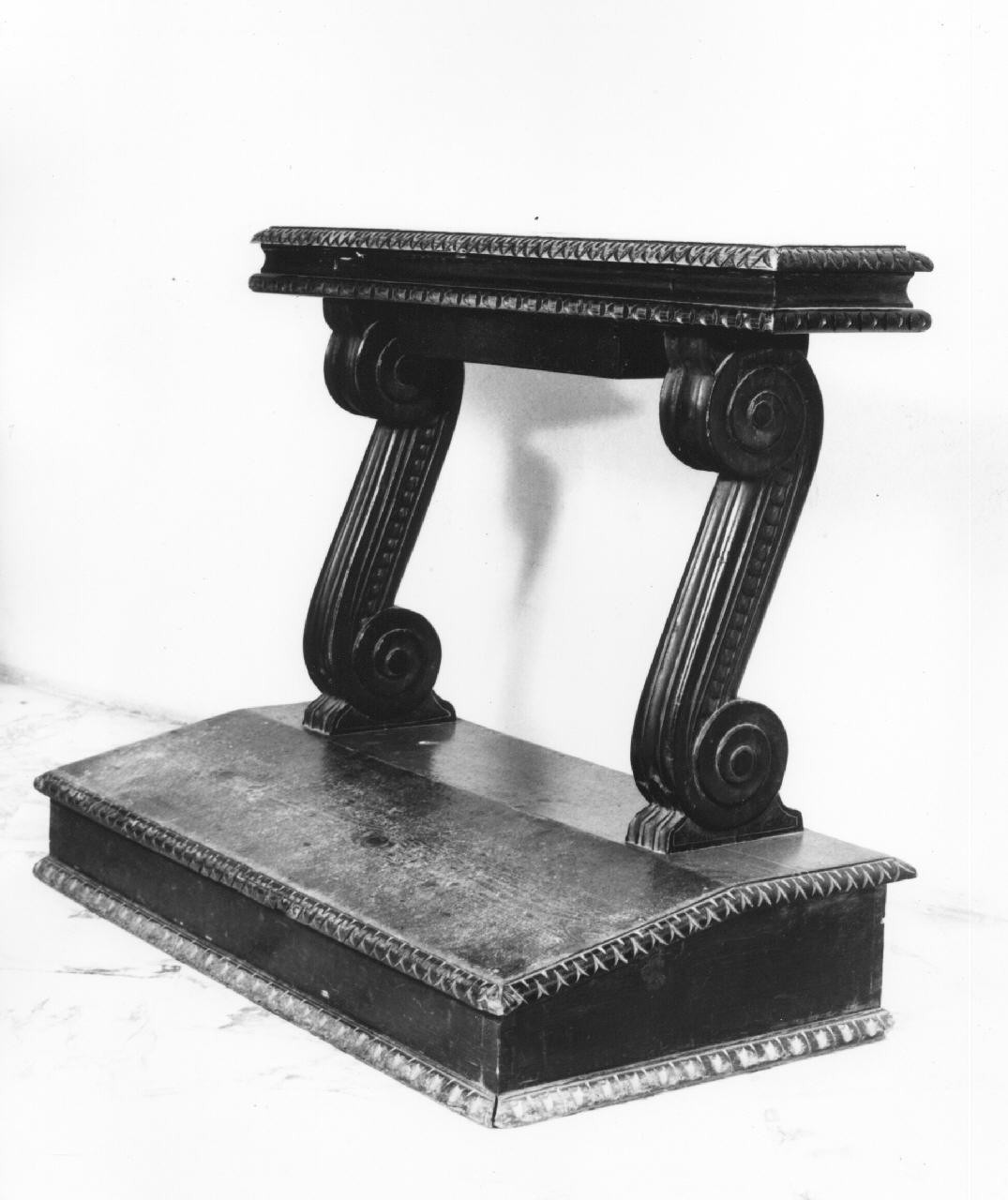 motivi decorativi a volute (inginocchiatoio - a montanti sagomati) - bottega toscana (sec. XIX)