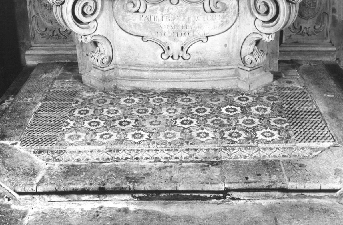 motivi decorativi geometrici e vegetali stilizzati (pavimento a mattonelle) di Della Robbia Andrea (attribuito) (fine/ inizio secc. XV/ XVI)
