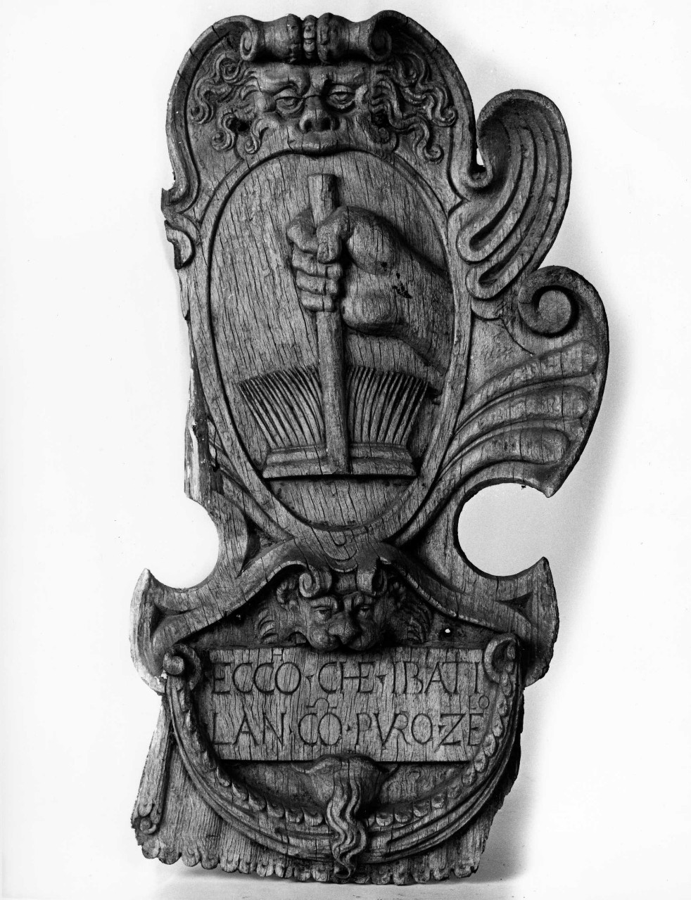 stemma della corporazione dei Battilani (rilievo) - bottega fiorentina (sec. XVII)
